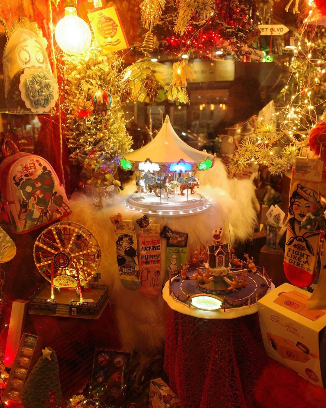 新井郁さんのインスタグラム写真 - (新井郁Instagram)「#merrychristmas  #🎄 #paris #milano #🎅🏻  #christmasmarket #gr3x   皆さま、良き週末を。☺︎」12月25日 12時48分 - araiiku_official