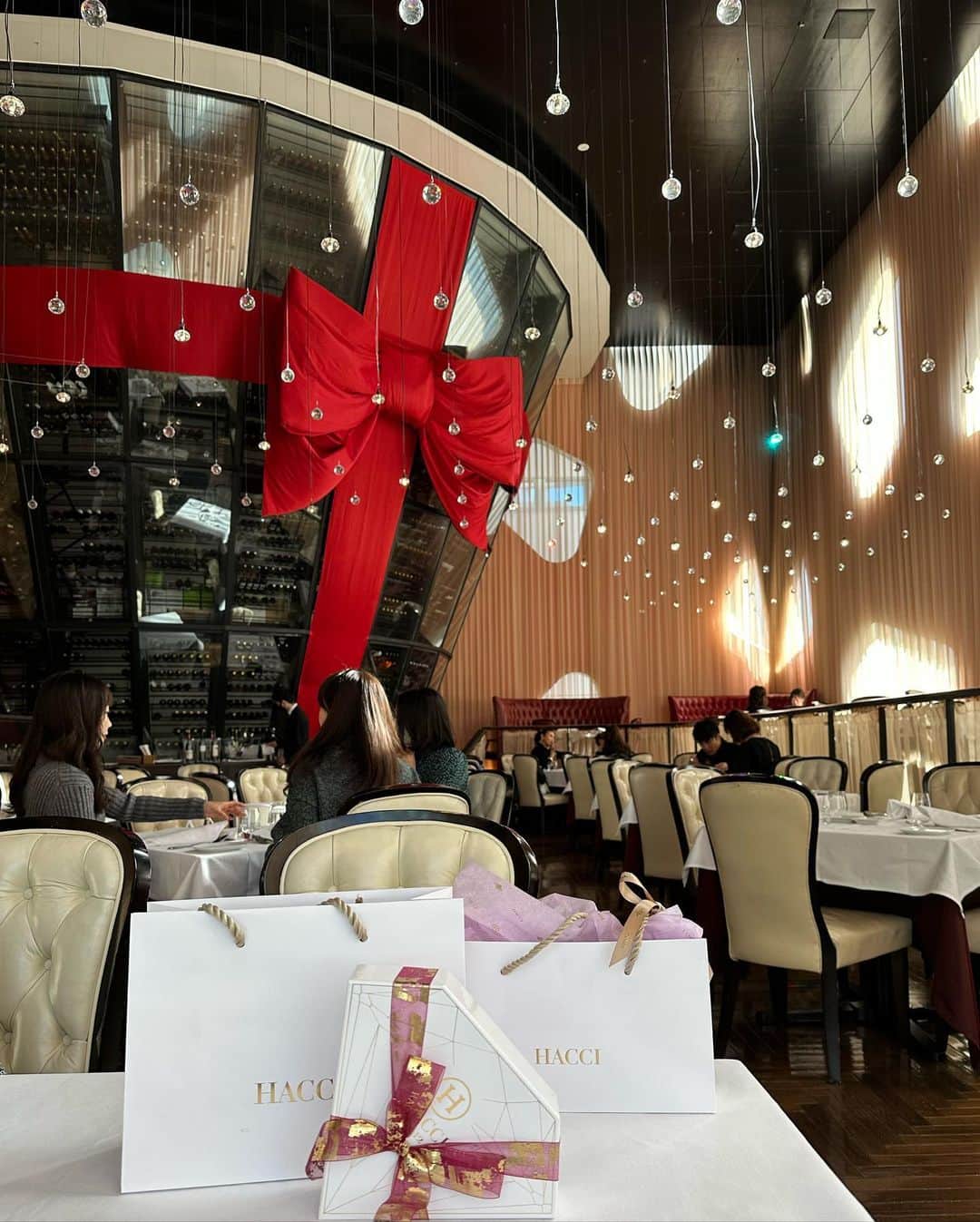 市原彩花さんのインスタグラム写真 - (市原彩花Instagram)「Happy Christmas🎄🎀  クリスマス仕様の銀座Dazzleでランチ🥰 リボンとキラキラがかわいー😍💖 @rikachannnn が一番映える席を予約してくれた🤣さすが🫶 そしてお食事も美味しい☺️  キュートな2人とのランチは本当に癒された🥰 毎日友達に遊んでもらえて幸せな日本滞在になってます🥰🇯🇵  #dazzle#restaurantdazzle#クリスマスランチ#銀座#銀座ランチ#銀座グルメ#銀座レストラン#オシャレなお店#ginza#ginzalunch#tokyo#tokyolunch#tokyogourmet#japantravel#japantrip#japanesegirl」12月25日 13時20分 - ayaka_ichihara