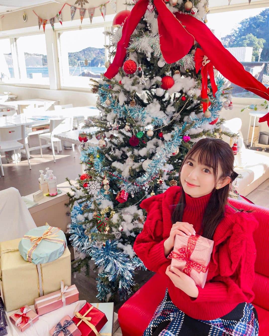 日野礼香さんのインスタグラム写真 - (日野礼香Instagram)「𝐌𝐞𝐫𝐫𝐲 𝐂𝐡𝐫𝐢𝐬𝐭𝐦𝐚𝐬🎄🎅  風邪っぴき中なので ガンダム見て ブクロのライブ配信見てだらだらするけど ケンタッキーくらい食べたいなー🍗 　 写真のコーデはクリスマスらしいカラーリングを意識してみたよ☺️ 赤ニットはSHEINでスカートアリエクのプチプラコーデ✌️ ニットの肩のところめくれちゃってたけどw  #christmas #merrychristmas #クリスマス #メリークリスマス  #クリスマスコーデ #christmasfashion #fashion #winterfashion #ootd #shein #赤ニット #赤コーデ #チェックスカート #ミニスカ #アリエク購入品 #cordinate #ガーリーコーデ」12月25日 13時53分 - reicheru219