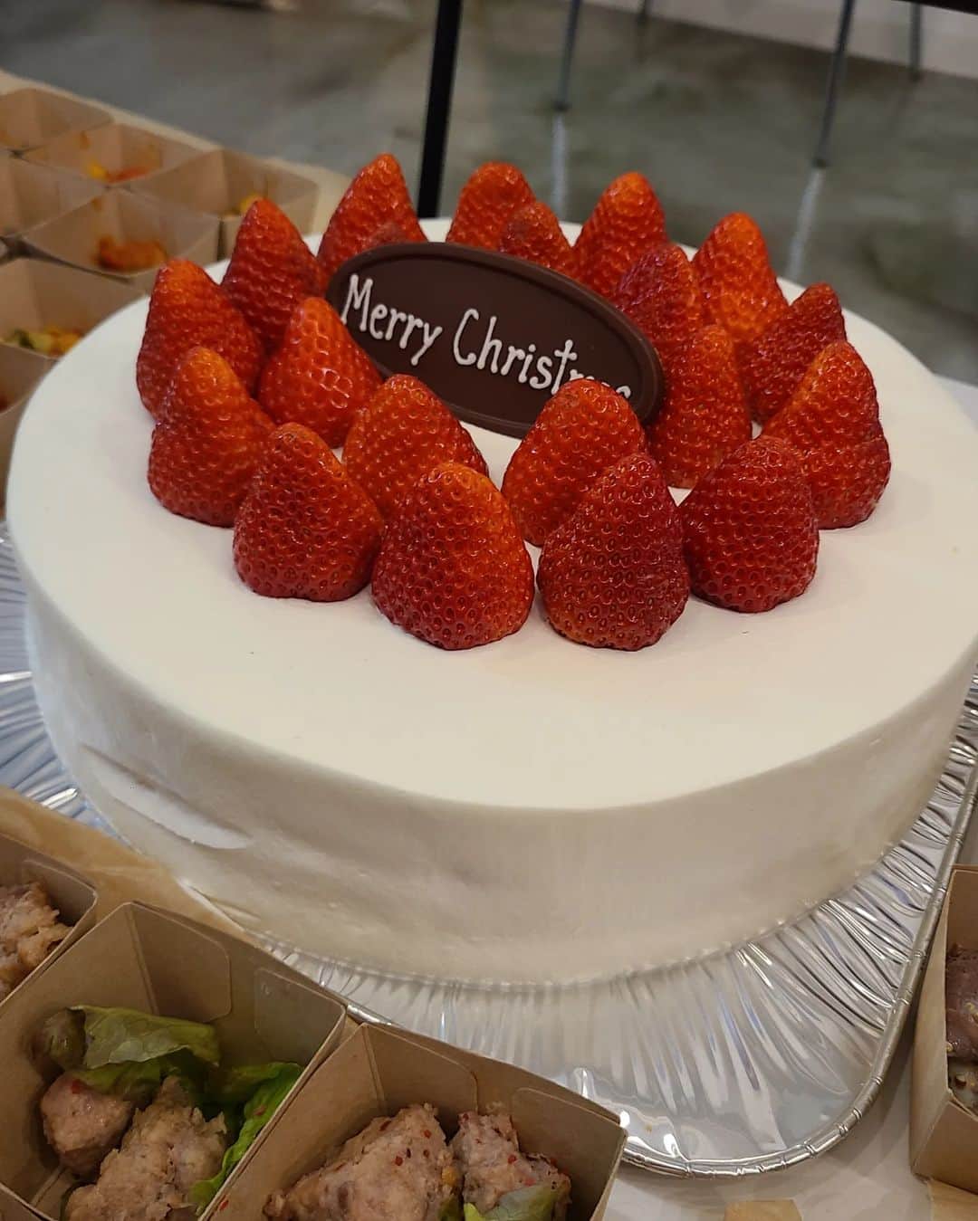 mam（まむ）さんのインスタグラム写真 - (mam（まむ）Instagram)「Merry Christmas🎅🎄♥♥♥ ささやかながら昨日はケーキも🎂チキンもたべた👍👍(5枚目の写真のケーキ) その前に事務所でやったクリスマスパーティーも、楽しかったな😭  みんなはどんな一日にする？どんな一日になった？♥️ 今日はめいっぱい楽しもう👍👍だって2022のクリスマスは今日しかないから💞 #ヴィヴィアンウエストウッド#mam_ootd」12月25日 13時54分 - mam_11_11