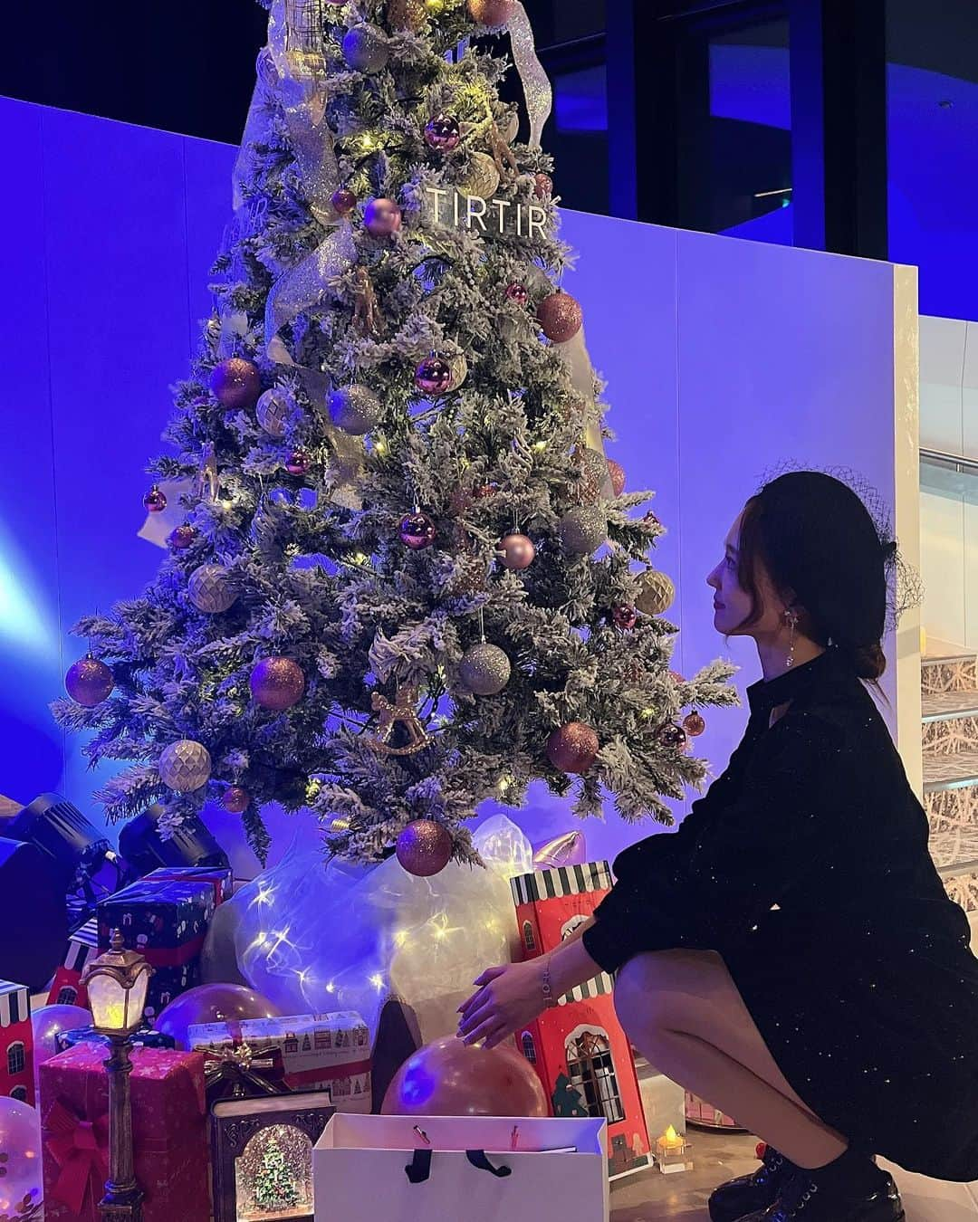 yuukachiさんのインスタグラム写真 - (yuukachiInstagram)「TIRTIR Xmas party🎄🌟  TIRTIRのXmas party ×reception party に招待して頂き行ってきました🤍🤍  TIRTIRのクッションファンデは ずっと使ってるけどめちゃ良くて、私は ピンクを使ってるんやけど！！ 新しい色のシルバーのクッションファンデが 出るらしいの！！！😳💓  それがピンクと赤とか黒とかを足した 最上級のクッションファンデらしくて 使うの楽しみ！！😳  皆もクッションファンデは TIRTIRおすすめやから使ってみてね♡  会場で。関西のインフルエンサー集まってたから 色んな人に会えて楽しかった🫶🏻🫶🏻  #TIRTIR#ティルティル#tirtirクッションファンデ  #美容液セラム#韓国コスメ #tirtirコンシーラー #マスクフィット#化粧下地#マスクフィットシリーズ」12月25日 14時12分 - yuuka_stagram