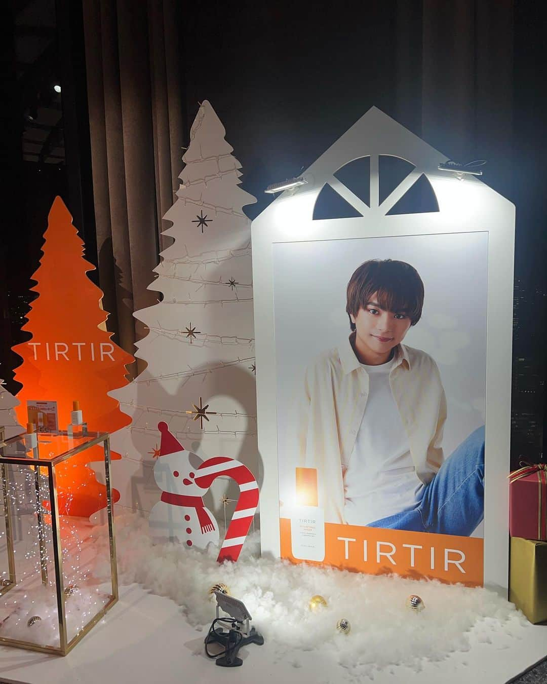 yuukachiさんのインスタグラム写真 - (yuukachiInstagram)「TIRTIR Xmas party🎄🌟  TIRTIRのXmas party ×reception party に招待して頂き行ってきました🤍🤍  TIRTIRのクッションファンデは ずっと使ってるけどめちゃ良くて、私は ピンクを使ってるんやけど！！ 新しい色のシルバーのクッションファンデが 出るらしいの！！！😳💓  それがピンクと赤とか黒とかを足した 最上級のクッションファンデらしくて 使うの楽しみ！！😳  皆もクッションファンデは TIRTIRおすすめやから使ってみてね♡  会場で。関西のインフルエンサー集まってたから 色んな人に会えて楽しかった🫶🏻🫶🏻  #TIRTIR#ティルティル#tirtirクッションファンデ  #美容液セラム#韓国コスメ #tirtirコンシーラー #マスクフィット#化粧下地#マスクフィットシリーズ」12月25日 14時12分 - yuuka_stagram