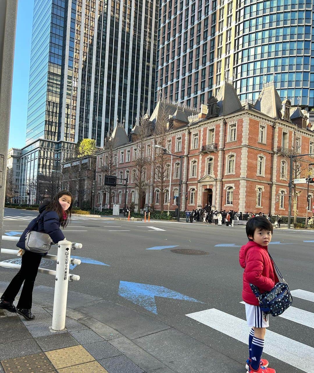 中岡由佳さんのインスタグラム写真 - (中岡由佳Instagram)「❇︎ 🎄Merry Xmas🎄そして私は誕生日を迎えました🎂えーと🤔何回目だったかな。笑　歳を重ねるのが何だか怖くなりますが、それでも家族や友達に囲まれて元気でいられる事に感謝の気持ちでいっぱいです。これからもよろしくお願いします💞 今日は子供達を連れて東京駅に来ました。外国からの観光客も増えて賑やかです✨ #Christmas #mybirthday  #Tokyo」12月25日 15時47分 - yuka_nakaoka