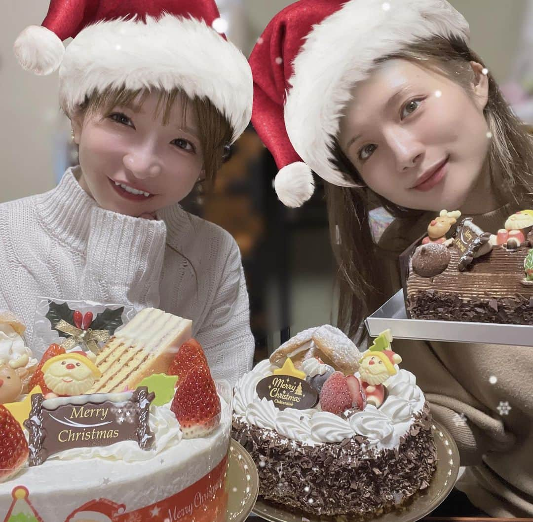 もえのあずきさんのインスタグラム写真 - (もえのあずきInstagram)「ますぶち家クリスマスパーティー９年目❤️  お母さま特製まるごとチキンひとり一羽と、いろんな手料理たちおいしすぎる🥹🫶🏻  お正月もたのしみ🤍 さっちゃんすっぴんと思えへん美しさ🤤  #クリスマスチキン#クリスマスパーティー #大食い女子 #もえあず」12月25日 15時52分 - moeazukitty