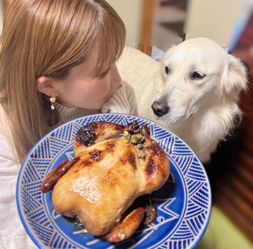 もえのあずきさんのインスタグラム写真 - (もえのあずきInstagram)「ますぶち家クリスマスパーティー９年目❤️  お母さま特製まるごとチキンひとり一羽と、いろんな手料理たちおいしすぎる🥹🫶🏻  お正月もたのしみ🤍 さっちゃんすっぴんと思えへん美しさ🤤  #クリスマスチキン#クリスマスパーティー #大食い女子 #もえあず」12月25日 15時52分 - moeazukitty