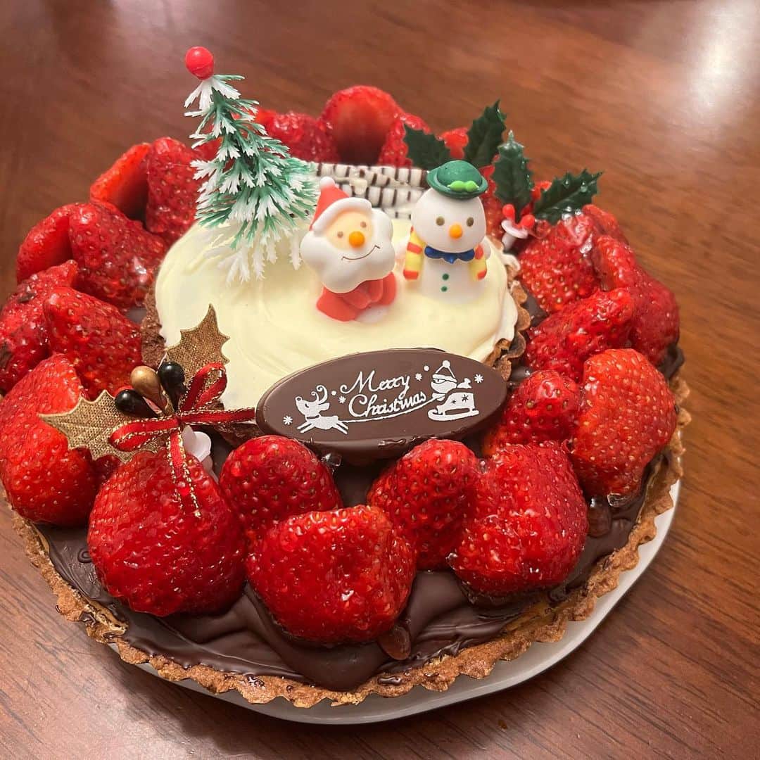 住田紗里さんのインスタグラム写真 - (住田紗里Instagram)「Baked a strawberry tart with sweet chocolate for celebrating Christmas🎄  クリスマスケーキとして、 イチゴのタルトを作りました みなさん素敵なクリスマスを✨  #merrychristmas#merrychristmas🎄#christmas#strawberrytart#tart#chocolate#christmascake#cooking#homemadesweets #クリスマス#クリスマスケーキ#タルト#いちごタルト#いちごチョコレートタルト#お菓子作り#🍓#🎄」12月25日 16時10分 - sarisumita_ex