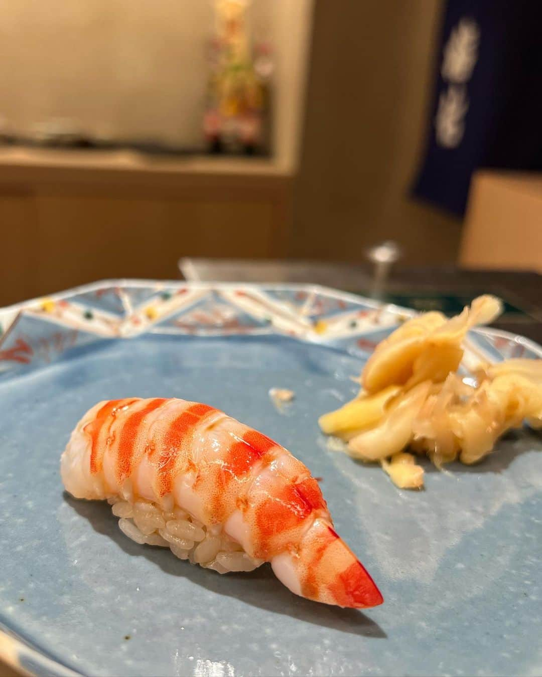 庄司ゆうこさんのインスタグラム写真 - (庄司ゆうこInstagram)「銀座にオープンしたばかりの @ginza_sushi_yu 鮨　佑へ✨ クリスマスイブイブランチでここちゃんと行ってきました🤗 私たち今、同じトレーニングに通っててあと2キロ落としたいよねって話していて、プチダイエットをしているのでシャリは小さめにしてもらいました🥺 めちゃくちゃ美味しくてお昼から感動した❣️お昼はリーズナブルな価格で食べられるし、最高でした😍 私はコハダが1番好き🧡 皆さんは何のネタが好きですか？🤗 #お寿司#鮨#銀座#鮨佑#お鮨#鮨ランチ#鮨好きな人と繋がりたい#銀座ランチ#グルメ#グルメ女子#グルメ好きな人と繋がりたい」12月25日 16時13分 - yuko.shoji