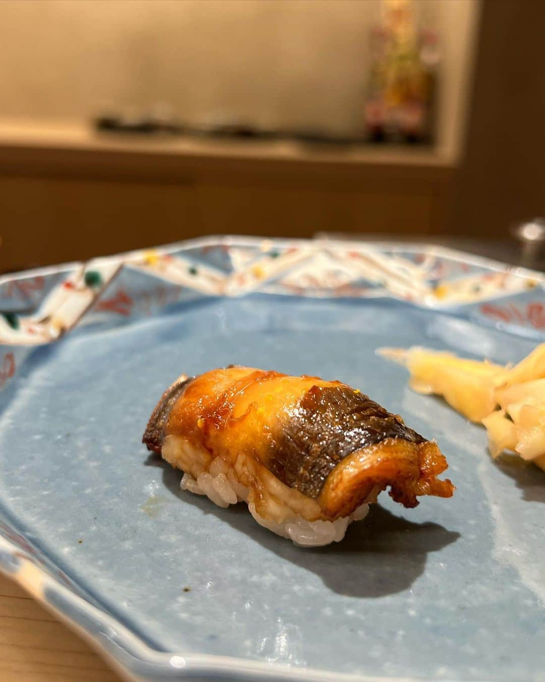 庄司ゆうこさんのインスタグラム写真 - (庄司ゆうこInstagram)「銀座にオープンしたばかりの @ginza_sushi_yu 鮨　佑へ✨ クリスマスイブイブランチでここちゃんと行ってきました🤗 私たち今、同じトレーニングに通っててあと2キロ落としたいよねって話していて、プチダイエットをしているのでシャリは小さめにしてもらいました🥺 めちゃくちゃ美味しくてお昼から感動した❣️お昼はリーズナブルな価格で食べられるし、最高でした😍 私はコハダが1番好き🧡 皆さんは何のネタが好きですか？🤗 #お寿司#鮨#銀座#鮨佑#お鮨#鮨ランチ#鮨好きな人と繋がりたい#銀座ランチ#グルメ#グルメ女子#グルメ好きな人と繋がりたい」12月25日 16時13分 - yuko.shoji