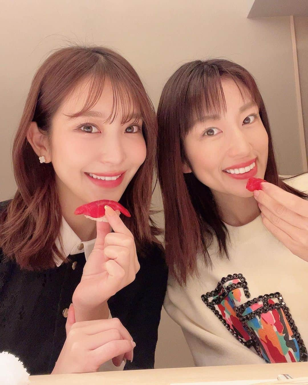 庄司ゆうこさんのインスタグラム写真 - (庄司ゆうこInstagram)「銀座にオープンしたばかりの @ginza_sushi_yu 鮨　佑へ✨ クリスマスイブイブランチでここちゃんと行ってきました🤗 私たち今、同じトレーニングに通っててあと2キロ落としたいよねって話していて、プチダイエットをしているのでシャリは小さめにしてもらいました🥺 めちゃくちゃ美味しくてお昼から感動した❣️お昼はリーズナブルな価格で食べられるし、最高でした😍 私はコハダが1番好き🧡 皆さんは何のネタが好きですか？🤗 #お寿司#鮨#銀座#鮨佑#お鮨#鮨ランチ#鮨好きな人と繋がりたい#銀座ランチ#グルメ#グルメ女子#グルメ好きな人と繋がりたい」12月25日 16時13分 - yuko.shoji