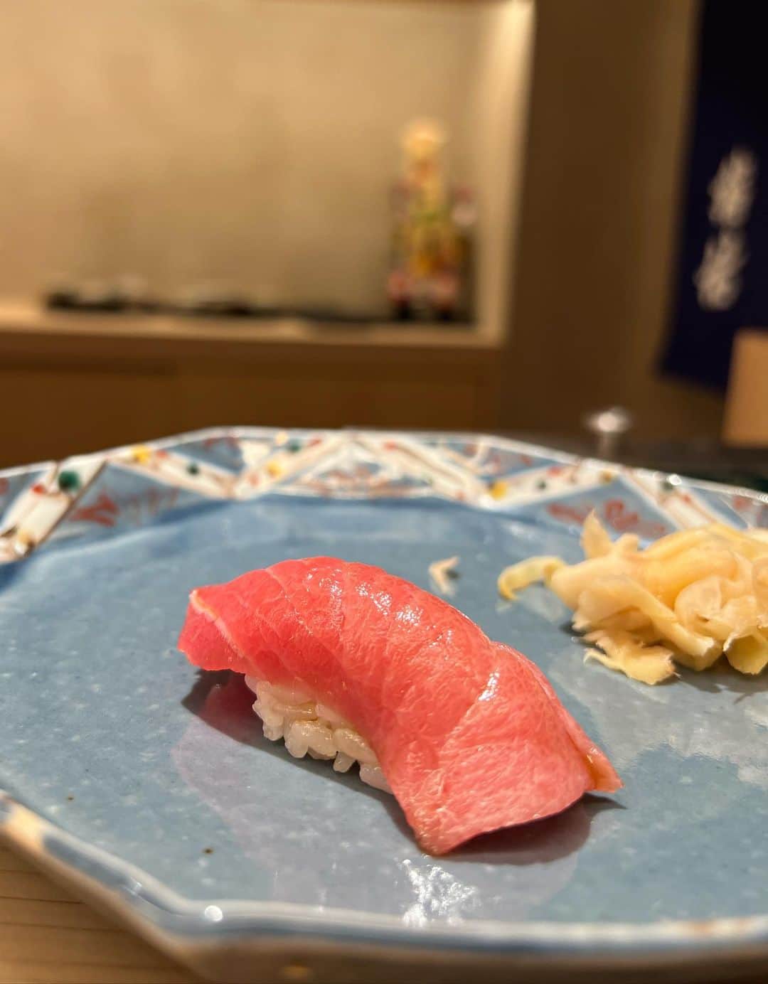 庄司ゆうこさんのインスタグラム写真 - (庄司ゆうこInstagram)「銀座にオープンしたばかりの @ginza_sushi_yu 鮨　佑へ✨ クリスマスイブイブランチでここちゃんと行ってきました🤗 私たち今、同じトレーニングに通っててあと2キロ落としたいよねって話していて、プチダイエットをしているのでシャリは小さめにしてもらいました🥺 めちゃくちゃ美味しくてお昼から感動した❣️お昼はリーズナブルな価格で食べられるし、最高でした😍 私はコハダが1番好き🧡 皆さんは何のネタが好きですか？🤗 #お寿司#鮨#銀座#鮨佑#お鮨#鮨ランチ#鮨好きな人と繋がりたい#銀座ランチ#グルメ#グルメ女子#グルメ好きな人と繋がりたい」12月25日 16時13分 - yuko.shoji