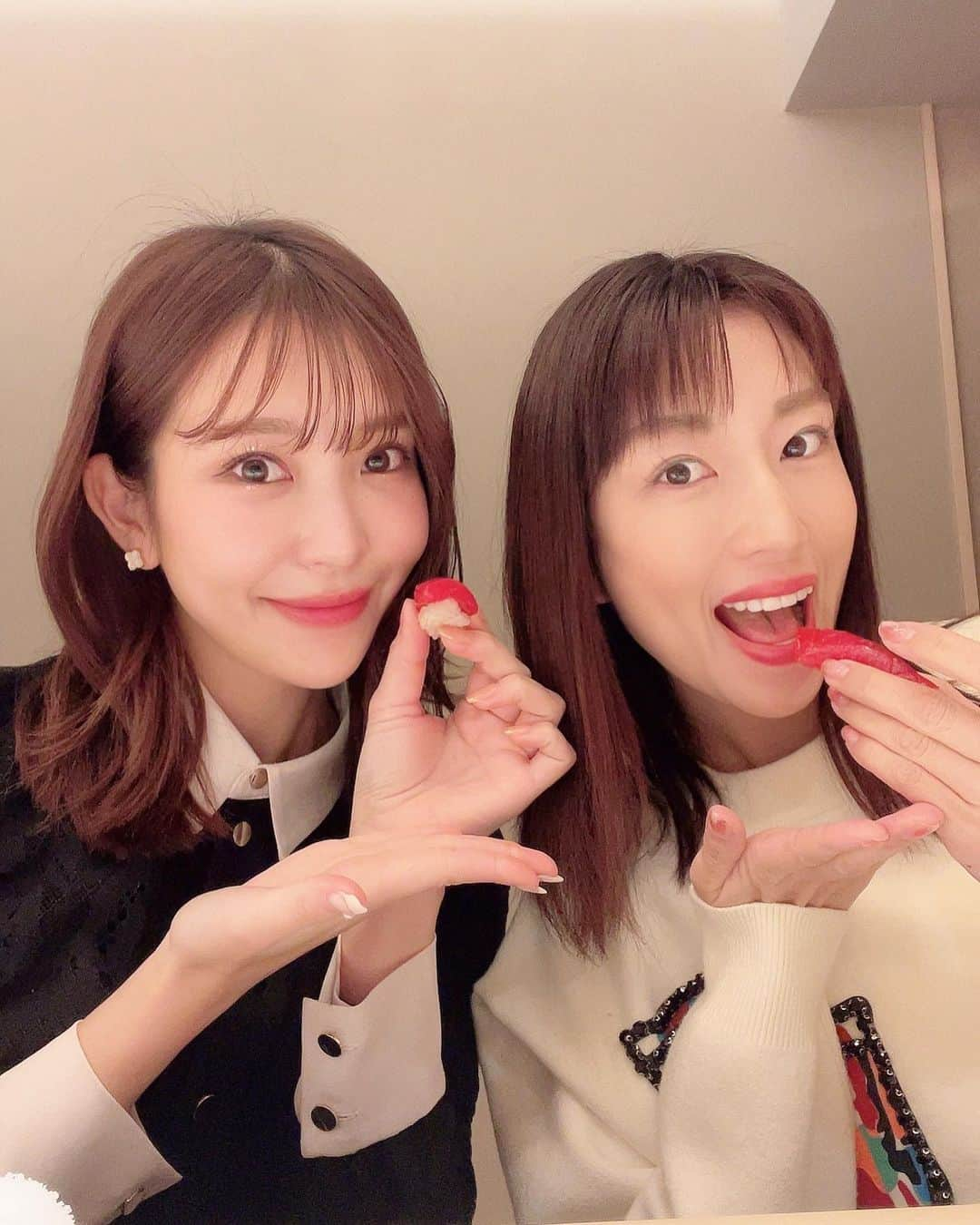 庄司ゆうこさんのインスタグラム写真 - (庄司ゆうこInstagram)「銀座にオープンしたばかりの @ginza_sushi_yu 鮨　佑へ✨ クリスマスイブイブランチでここちゃんと行ってきました🤗 私たち今、同じトレーニングに通っててあと2キロ落としたいよねって話していて、プチダイエットをしているのでシャリは小さめにしてもらいました🥺 めちゃくちゃ美味しくてお昼から感動した❣️お昼はリーズナブルな価格で食べられるし、最高でした😍 私はコハダが1番好き🧡 皆さんは何のネタが好きですか？🤗 #お寿司#鮨#銀座#鮨佑#お鮨#鮨ランチ#鮨好きな人と繋がりたい#銀座ランチ#グルメ#グルメ女子#グルメ好きな人と繋がりたい」12月25日 16時13分 - yuko.shoji