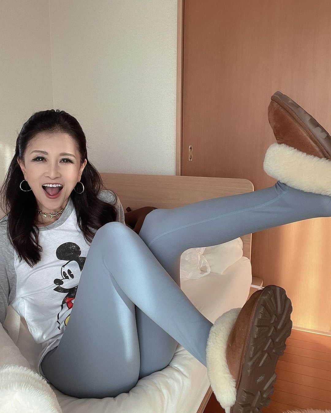 Naoko（なおこ）さんのインスタグラム写真 - (Naoko（なおこ）Instagram)「🧹 🧹 🧹 疲れた、、  わざわざ 人に あげるまでもない もう着ない トレーニングウェア  ぷぁ〜  部屋着で 履いてみた 身体のラインわかるね 🥶🥶🥶🥶  来年は  1️⃣トレ頻度元に戻す 2️⃣服を買わない 3️⃣お菓子をやめる  トレーニングさぼり、 ネットでぽちりながら チョコレートを 食べてる NOW   いいとよ 来年まで、あと 1週間あるから わら  #筋トレ女子 #フィットネス女子#フィットネス#Fitness#筋トレ女子と繋がりたい #筋トレ好き#筋トレ好きと繋がりたい#減量 #くびれ#美ボディ #アラフィフ#アラフィフコーデ#ボディメイク #50代#健康 #熊本 #kumamoto #styleover50 #fashionstyleblogs #workwearstyle #fashionover50 #fashionposts」12月25日 16時13分 - smile_naohibi
