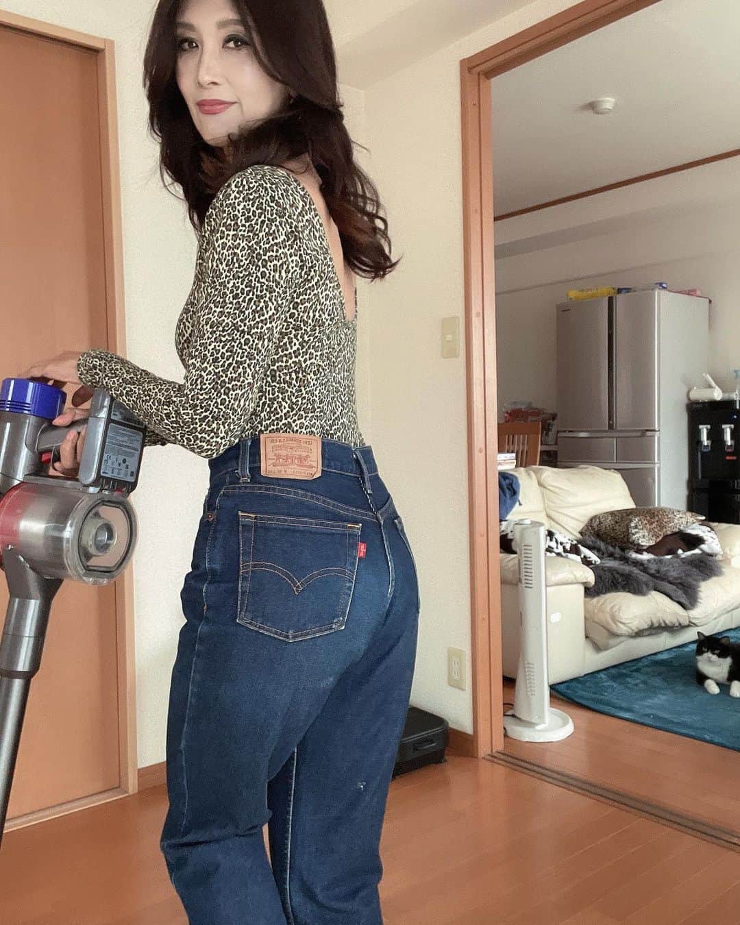 Naoko（なおこ）さんのインスタグラム写真 - (Naoko（なおこ）Instagram)「🧹 🧹 🧹 疲れた、、  わざわざ 人に あげるまでもない もう着ない トレーニングウェア  ぷぁ〜  部屋着で 履いてみた 身体のラインわかるね 🥶🥶🥶🥶  来年は  1️⃣トレ頻度元に戻す 2️⃣服を買わない 3️⃣お菓子をやめる  トレーニングさぼり、 ネットでぽちりながら チョコレートを 食べてる NOW   いいとよ 来年まで、あと 1週間あるから わら  #筋トレ女子 #フィットネス女子#フィットネス#Fitness#筋トレ女子と繋がりたい #筋トレ好き#筋トレ好きと繋がりたい#減量 #くびれ#美ボディ #アラフィフ#アラフィフコーデ#ボディメイク #50代#健康 #熊本 #kumamoto #styleover50 #fashionstyleblogs #workwearstyle #fashionover50 #fashionposts」12月25日 16時13分 - smile_naohibi