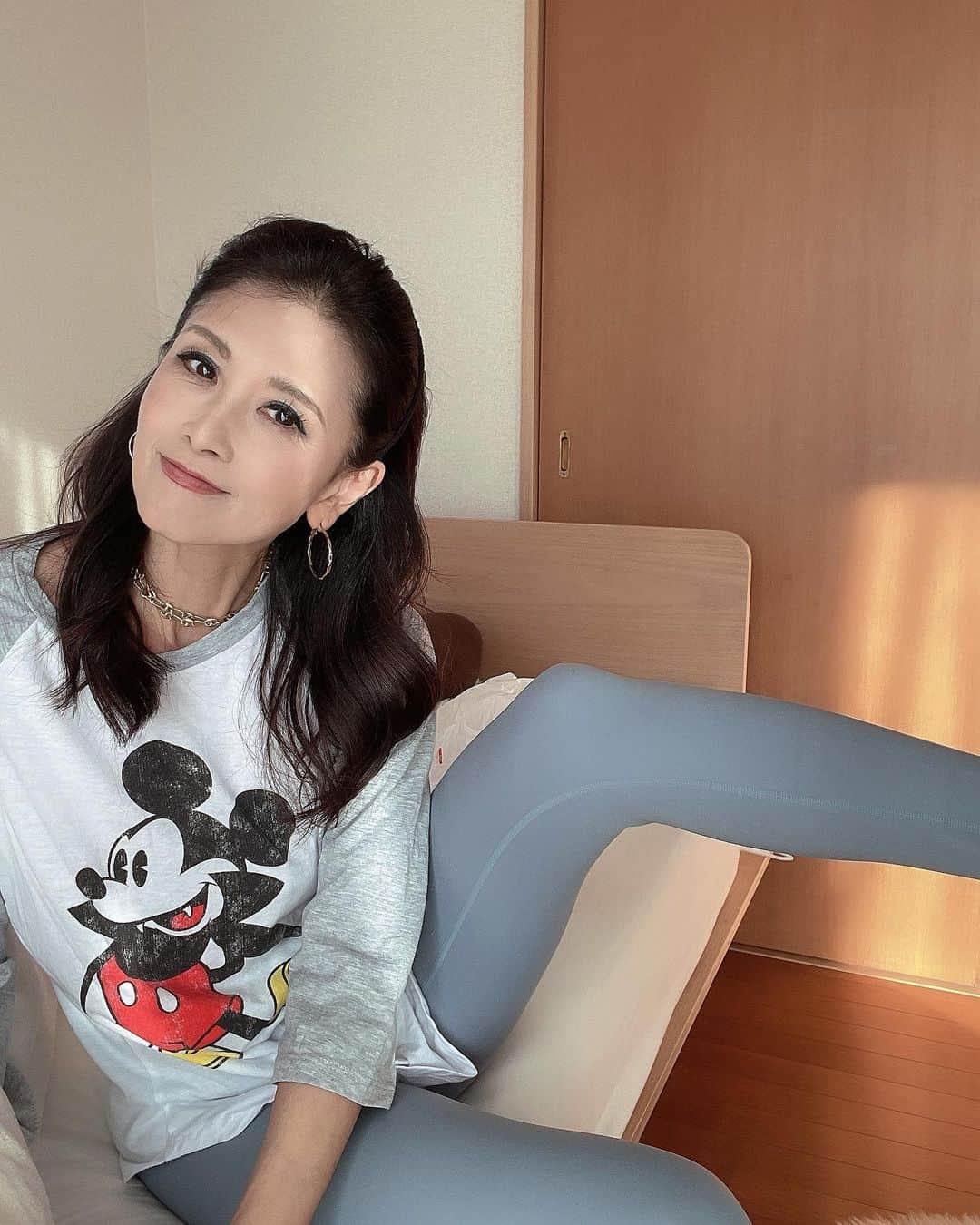 Naoko（なおこ）さんのインスタグラム写真 - (Naoko（なおこ）Instagram)「🧹 🧹 🧹 疲れた、、  わざわざ 人に あげるまでもない もう着ない トレーニングウェア  ぷぁ〜  部屋着で 履いてみた 身体のラインわかるね 🥶🥶🥶🥶  来年は  1️⃣トレ頻度元に戻す 2️⃣服を買わない 3️⃣お菓子をやめる  トレーニングさぼり、 ネットでぽちりながら チョコレートを 食べてる NOW   いいとよ 来年まで、あと 1週間あるから わら  #筋トレ女子 #フィットネス女子#フィットネス#Fitness#筋トレ女子と繋がりたい #筋トレ好き#筋トレ好きと繋がりたい#減量 #くびれ#美ボディ #アラフィフ#アラフィフコーデ#ボディメイク #50代#健康 #熊本 #kumamoto #styleover50 #fashionstyleblogs #workwearstyle #fashionover50 #fashionposts」12月25日 16時13分 - smile_naohibi