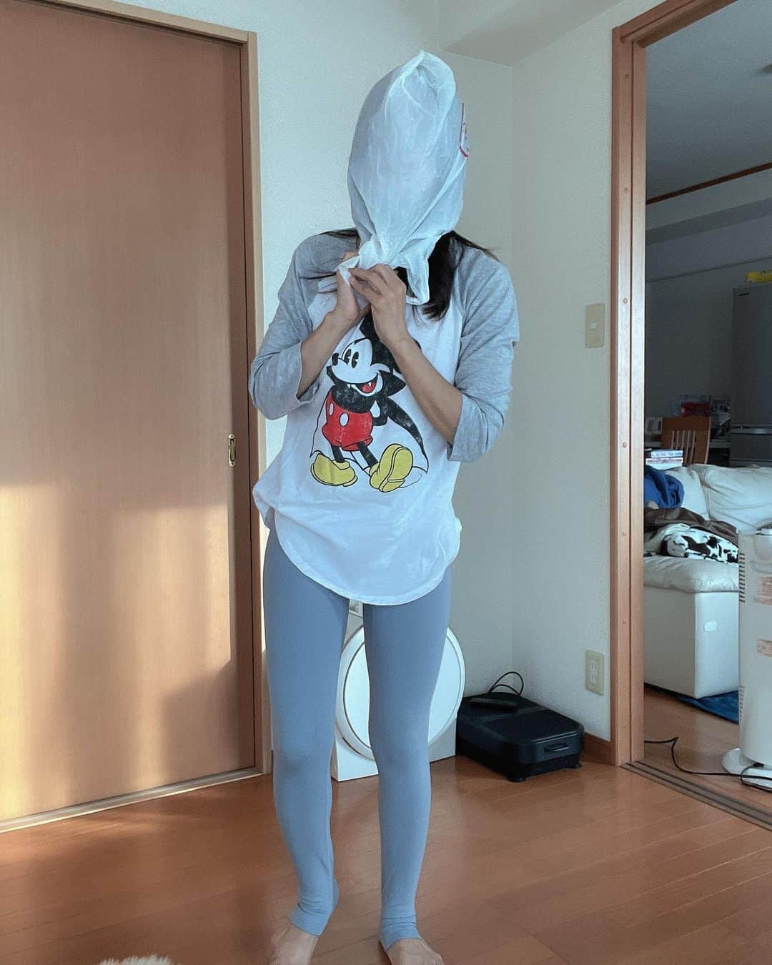 Naoko（なおこ）さんのインスタグラム写真 - (Naoko（なおこ）Instagram)「🧹 🧹 🧹 疲れた、、  わざわざ 人に あげるまでもない もう着ない トレーニングウェア  ぷぁ〜  部屋着で 履いてみた 身体のラインわかるね 🥶🥶🥶🥶  来年は  1️⃣トレ頻度元に戻す 2️⃣服を買わない 3️⃣お菓子をやめる  トレーニングさぼり、 ネットでぽちりながら チョコレートを 食べてる NOW   いいとよ 来年まで、あと 1週間あるから わら  #筋トレ女子 #フィットネス女子#フィットネス#Fitness#筋トレ女子と繋がりたい #筋トレ好き#筋トレ好きと繋がりたい#減量 #くびれ#美ボディ #アラフィフ#アラフィフコーデ#ボディメイク #50代#健康 #熊本 #kumamoto #styleover50 #fashionstyleblogs #workwearstyle #fashionover50 #fashionposts」12月25日 16時13分 - smile_naohibi