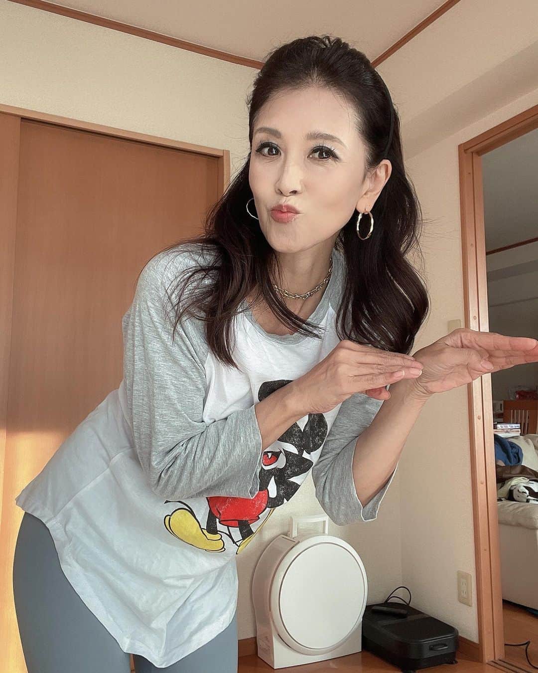 Naoko（なおこ）さんのインスタグラム写真 - (Naoko（なおこ）Instagram)「🧹 🧹 🧹 疲れた、、  わざわざ 人に あげるまでもない もう着ない トレーニングウェア  ぷぁ〜  部屋着で 履いてみた 身体のラインわかるね 🥶🥶🥶🥶  来年は  1️⃣トレ頻度元に戻す 2️⃣服を買わない 3️⃣お菓子をやめる  トレーニングさぼり、 ネットでぽちりながら チョコレートを 食べてる NOW   いいとよ 来年まで、あと 1週間あるから わら  #筋トレ女子 #フィットネス女子#フィットネス#Fitness#筋トレ女子と繋がりたい #筋トレ好き#筋トレ好きと繋がりたい#減量 #くびれ#美ボディ #アラフィフ#アラフィフコーデ#ボディメイク #50代#健康 #熊本 #kumamoto #styleover50 #fashionstyleblogs #workwearstyle #fashionover50 #fashionposts」12月25日 16時13分 - smile_naohibi