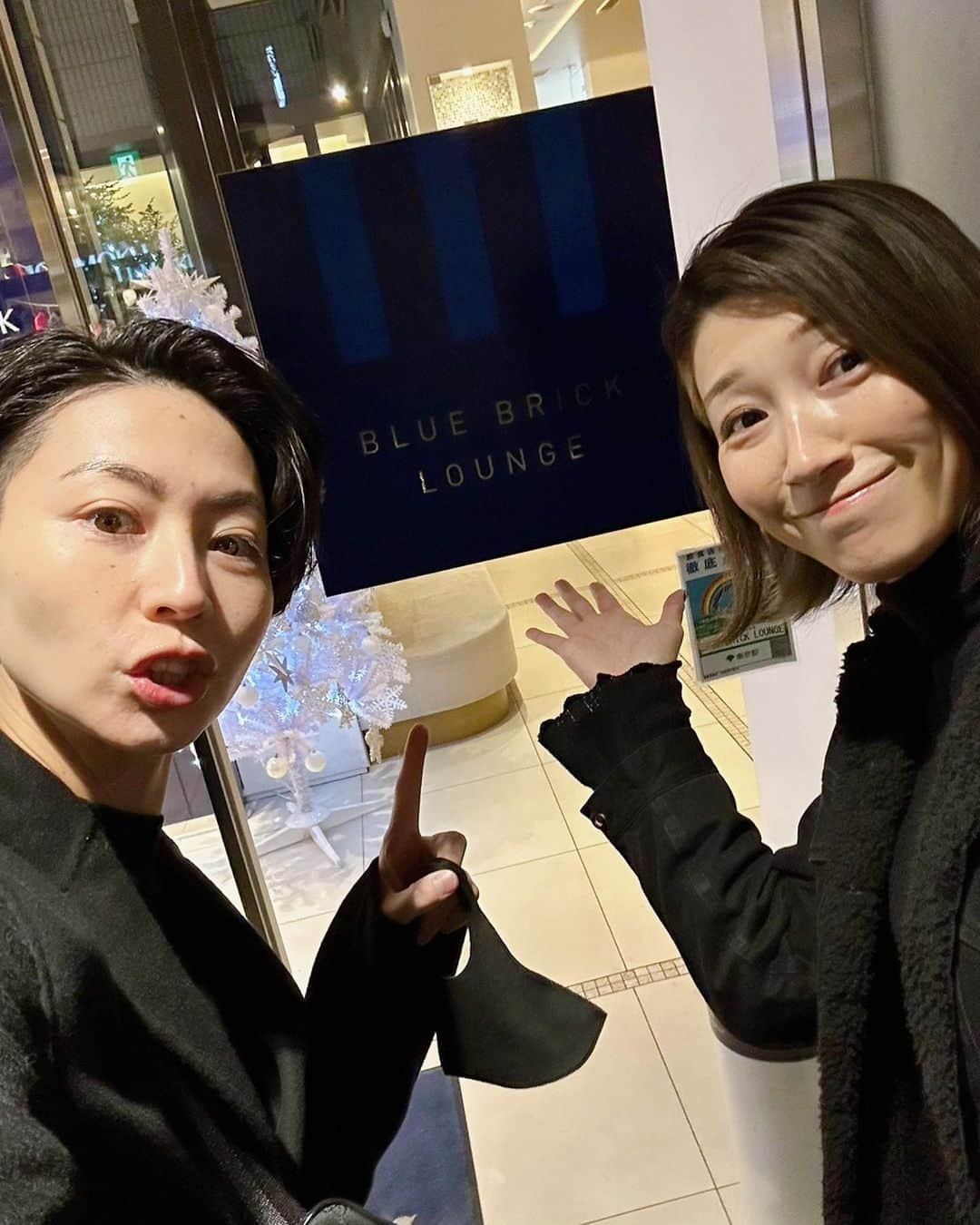 狩野舞子さんのインスタグラム写真 - (狩野舞子Instagram)「・ 先日、鬼トレーナー👹  @nanaetakizawa と 私の癒しさやちゃん👸 @nomurasayako と 少し早めのクリスマス会をしましたー🎄  @yokumoku_jp のブルーブリックラウンジで クリスマスディナーコース 「サロン ドゥ テラス～甘美なディナーで宵に酔う～」 という名前からしてお上品なコースを3人で堪能させて頂きました🍴  最後のデザートは、ホットミルクを掛けるとチョコレートが溶けて完成！！ なんだけど、掛けながら撮影してたからか、ただただ距離感が無いのか、全然違うところに掛けてて引きました🤷‍♀️笑  美味しいものを食べながら話が弾んで、素敵な夜になりましたー💋 いつもありがとうございます😊 ・ #yokumoku #青山本店 #ブルーブリックラウンジ #滝沢ななえ トレーナー #野村彩也子 アナウンサー #狩野舞子 アマ」12月25日 17時39分 - kanochan715