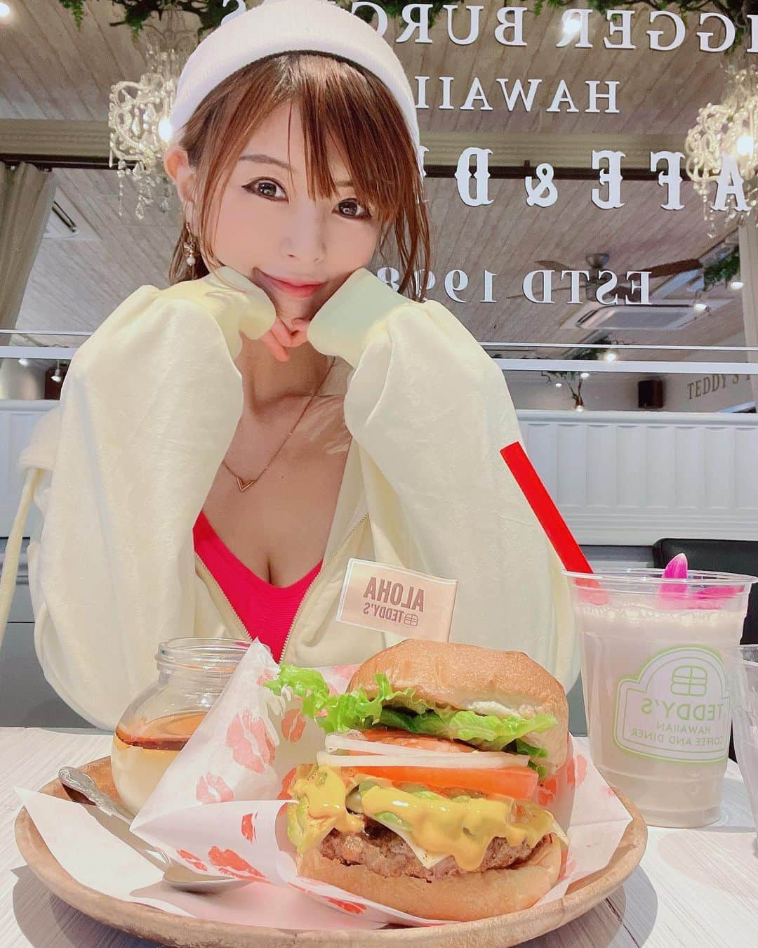 satomiさんのインスタグラム写真 - (satomiInstagram)「🍔🍮🥗 ・ トレーニング前の腹ごしらえ💪👣 22年連続ハワイベストバーガー賞を受賞中のテディーズビガーバーガー表参道店です🍔 ・ 今日はpremiumアボカドチーズバーガーとプリン食べました🍮→ふかふかバンズとジューシーなお肉がたまらない…アボカドも最高🤤 ・ 店内も広くてHawaii風な可愛さが好き🛋️ ・ __________________ 📣お得な情報📣 @teddysbiggerburgersjapanをフォロー+この投稿を店頭で提示すると、ドリンクが1杯無料(サイドメニューを除くフードご注文時に限る) ぜひ活用してね🤍 __________________ ・ パーカーはshein🤍着心地抜群🟡 ✼••┈┈┈┈┈••✼ ・ 👗→商品ID 11119547 👕→ @shein_japan @sheinofficial 🎈Coupon Code：【satomi 】(extra 15%~20% off, 12/31まで) お買い上げ金額1～5,999円までは15%OFF、6000円以上は20%OFFになります。  ・ ✼••┈┈┈┈┈••✼  ・ #pr #テディーズビガーバーガー #公式アンバサダー #ハンバーガー #グルメバーガー #フォロ割  #ハワイハンバーガー #teddysbiggerburgers #キャンペーン #通販 #キッチンカー #フードトラック #バナナジュース   #表参道テイクアウト #原宿ランチ  #表参道カフェ　 #原宿カフェ #ワールドポーターズ　　 #ワールドポーターズランチ #筋トレ女子 #プリン #hamburger #ハンバーガー好きな人と繋がりたい #ポテト #SHEINforall #SHEIN #SHEINpartner #ad」12月25日 18時12分 - saatoomii47