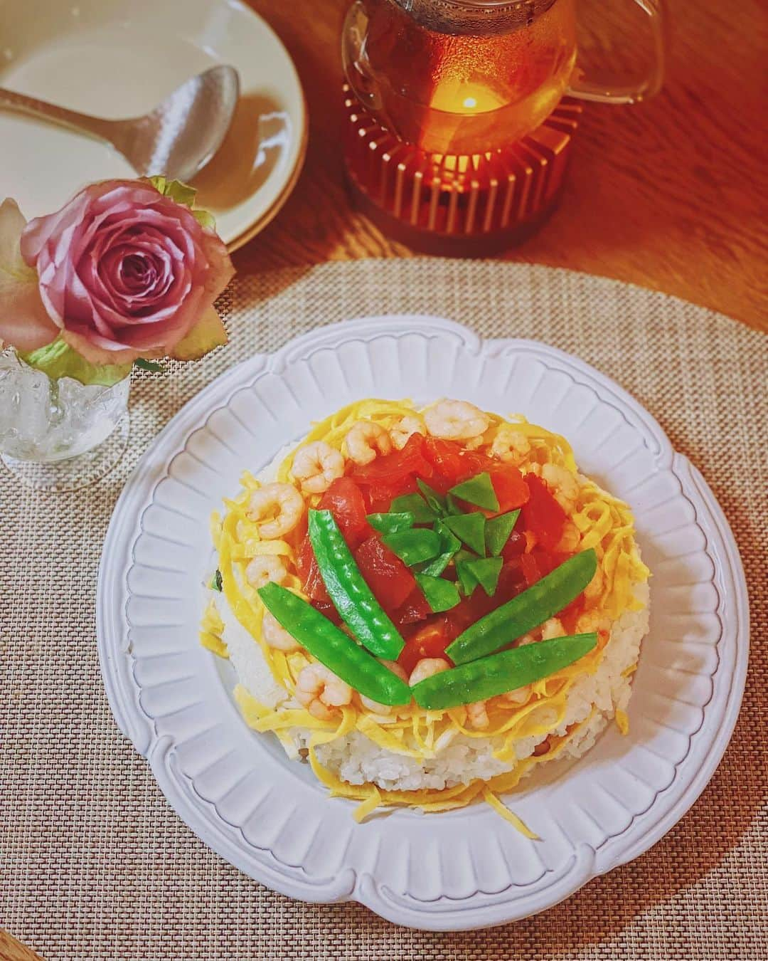 林田岬優さんのインスタグラム写真 - (林田岬優Instagram)「Chirashi Sushi at Christmas🌹🎂  和食な気分だったので ちらし寿司をケーキにしてみました。わさび醤油と味醂で味つけした鮪とサーモン。酒、醤油、砂糖で味つけした椎茸。海老、海苔、絹さや、甘めの錦糸卵。  作るの楽しかった☺️  #岬優料理 #ちらし寿司」12月25日 18時49分 - miyu_hayashida