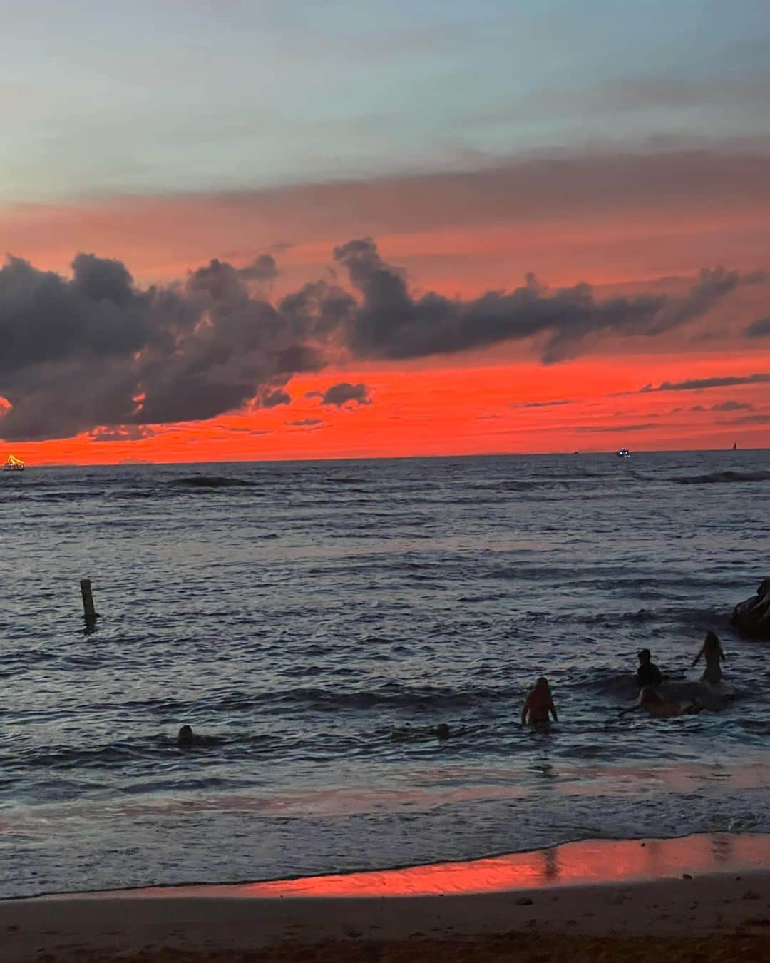 和央ようかさんのインスタグラム写真 - (和央ようかInstagram)「Christmas Eve Sunset on the beach 🏝️   2022年クリスマスイブのサンセット🙏  今ここにいる事に感謝して、いつも支えてくれる人々に感謝して、 大自然に感謝して…  メリークリスマスイブ🎄  #takakoworldstylin🌎 #takakohawaiistylin🏝 #lifestyle #hawaii#hawaiilife#hawaii#ハワイ#ハワイ生活#christmaseve #クリスマスイブ#yokawao#和央ようか」12月25日 18時51分 - yokawao0215