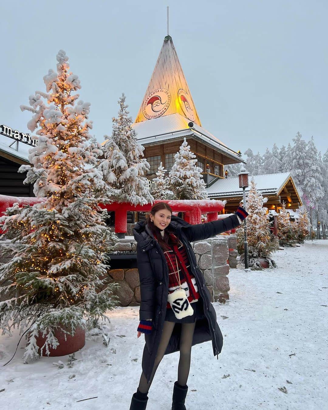 東野佑美さんのインスタグラム写真 - (東野佑美Instagram)「📍Rovaniemi, Finland Merry Christmas🎄🎁  素敵なクリスマスを🤍❤️💚」12月25日 18時55分 - yumi.higashino