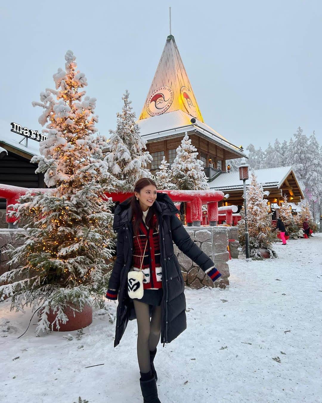 東野佑美さんのインスタグラム写真 - (東野佑美Instagram)「📍Rovaniemi, Finland Merry Christmas🎄🎁  素敵なクリスマスを🤍❤️💚」12月25日 18時55分 - yumi.higashino