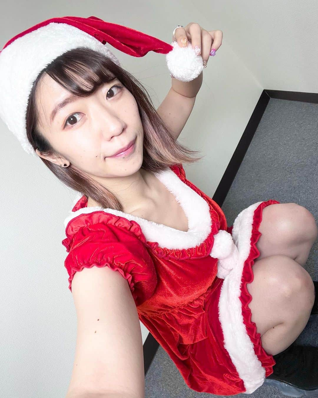 ぱいぱいでか美さんのインスタグラム写真 - (ぱいぱいでか美Instagram)「Happy Holidays🎅🏻🌟🎄 . 今日でクリスマスシーズン終わるの嫌だよ！！！！！ クリスマスシーズンめちゃ好き人間なので。 前半は生写真の時に着たサンタ服、 後半はチェキの時に着たサンタ服です🎅🏻 でかちゃんサンタをお家に招いてくれたどうもありがとう🎁 みんなは自分にクリスマスプレゼント買ったり 誰かにあげたりチキン食べたりケーキ食べたりしたのかな？ 私はなんか急に掃除のスイッチ入って 今日はずっとラジオ聴きながら掃除してるけど(今も) テンションあげるために赤い服は着てます❤️笑 掃除終わったらチキンとかケーキ食べるねん。 あとTwitterに今年撮り溜めたクリスマスツリーいっぱい載せたから見て🎄🎄🎄  クリスマス終わるの嫌だけど こっからの大晦日〜正月にかけての浮かれモードも好きです🐯🐰 . #happyholidays #merrychristmas  #はぴほり #めりくり #サンタコス #でか美ちゃん」12月25日 19時39分 - paipaidekami