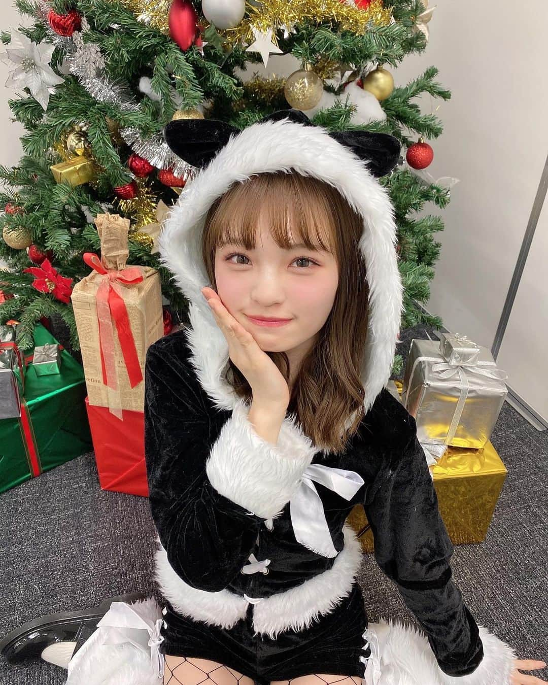 新澤菜央さんのインスタグラム写真 - (新澤菜央Instagram)「今年のクリスマスは君のところ行ってもいい？？🥺 ⠀ ⠀ ⠀ ⠀ ⠀ ⠀ ⠀  #クリスマスイブ #クリスマス #merrychristmas #merrychristmas2022 #サンタコス #ブラックサンタ #猫サンタ #🎄 #🎁 #🔔 #🍗 #🎂 #💝」12月25日 20時20分 - _shinshin_48