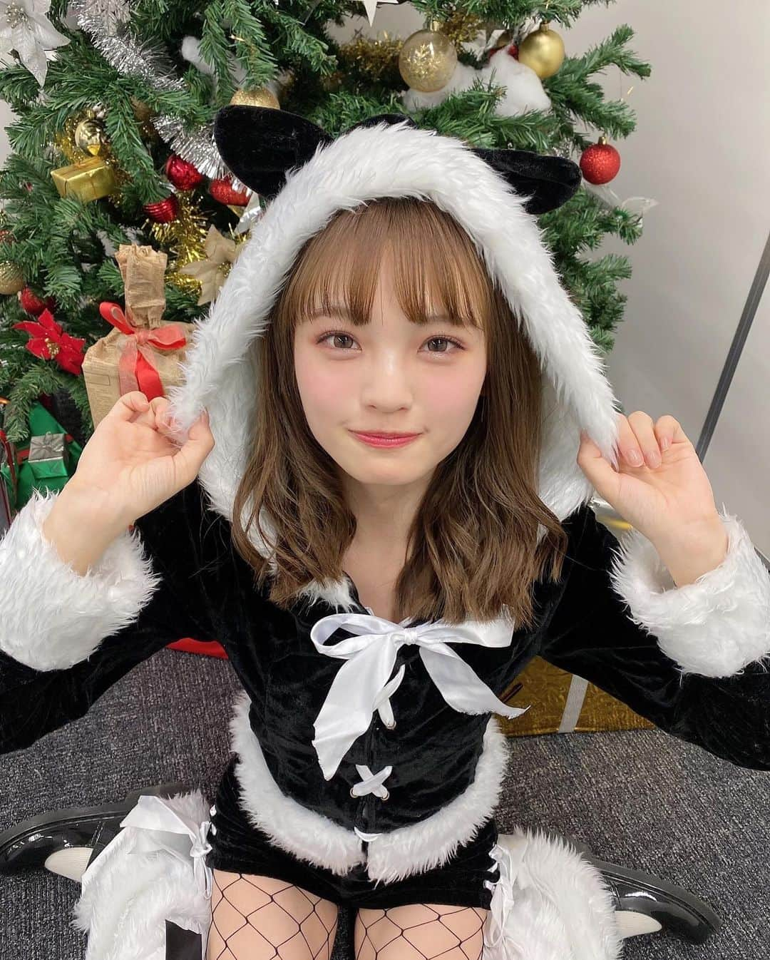 新澤菜央さんのインスタグラム写真 - (新澤菜央Instagram)「今年のクリスマスは君のところ行ってもいい？？🥺 ⠀ ⠀ ⠀ ⠀ ⠀ ⠀ ⠀  #クリスマスイブ #クリスマス #merrychristmas #merrychristmas2022 #サンタコス #ブラックサンタ #猫サンタ #🎄 #🎁 #🔔 #🍗 #🎂 #💝」12月25日 20時20分 - _shinshin_48