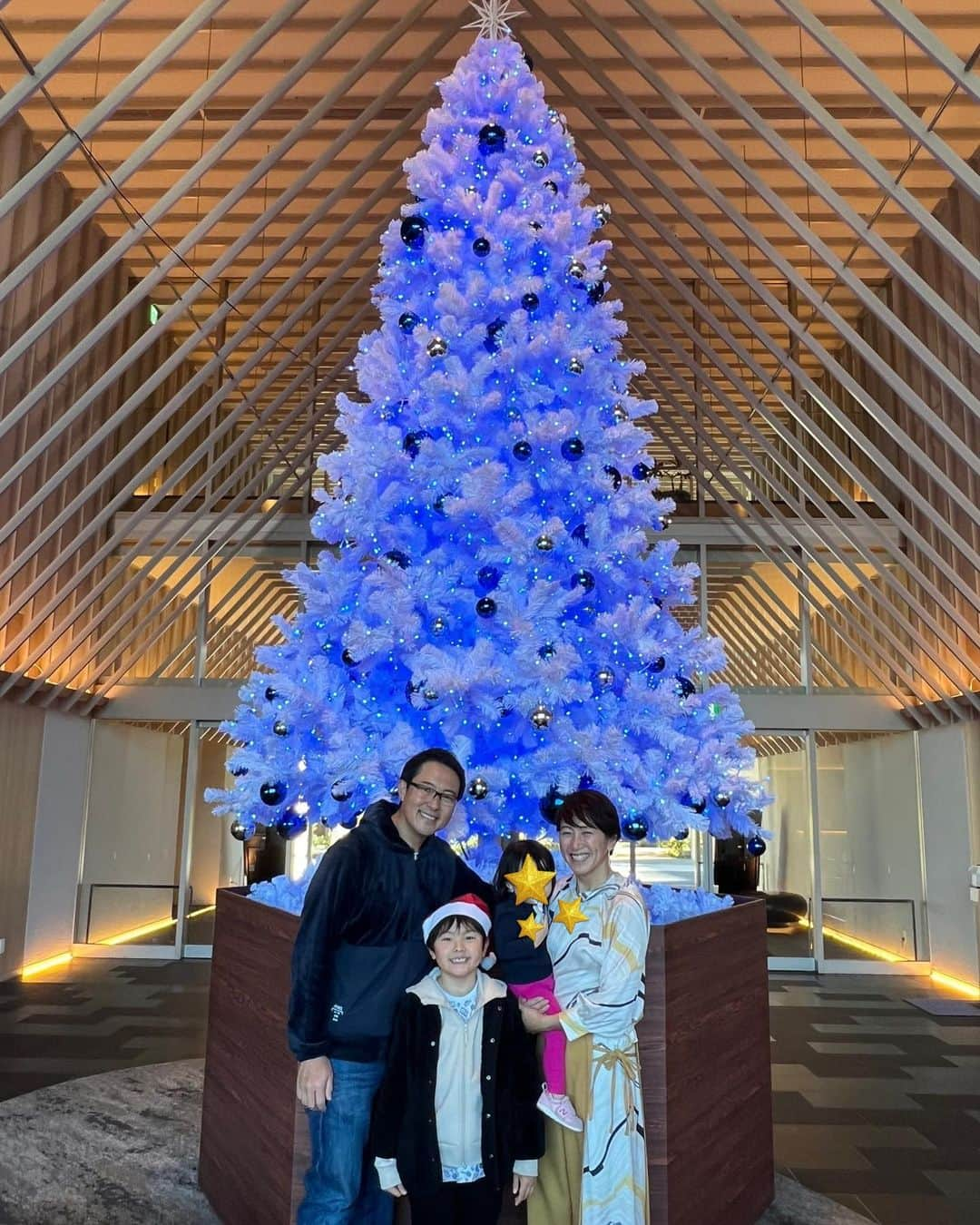 杉山愛さんのインスタグラム写真 - (杉山愛Instagram)「🎄メリークリスマス🎄 皆さんの所にサンタさんは来ましたか？ 息子も娘も希望の物が届き大喜び😆  私からも息子にはニューラケットをプレゼント🎁 初打ちバッチリでした👍  今年も残りわずか 寒さも厳しくなってきたので、身体に気をつけてくださいね💛」12月25日 20時28分 - aisugiyamaofficial