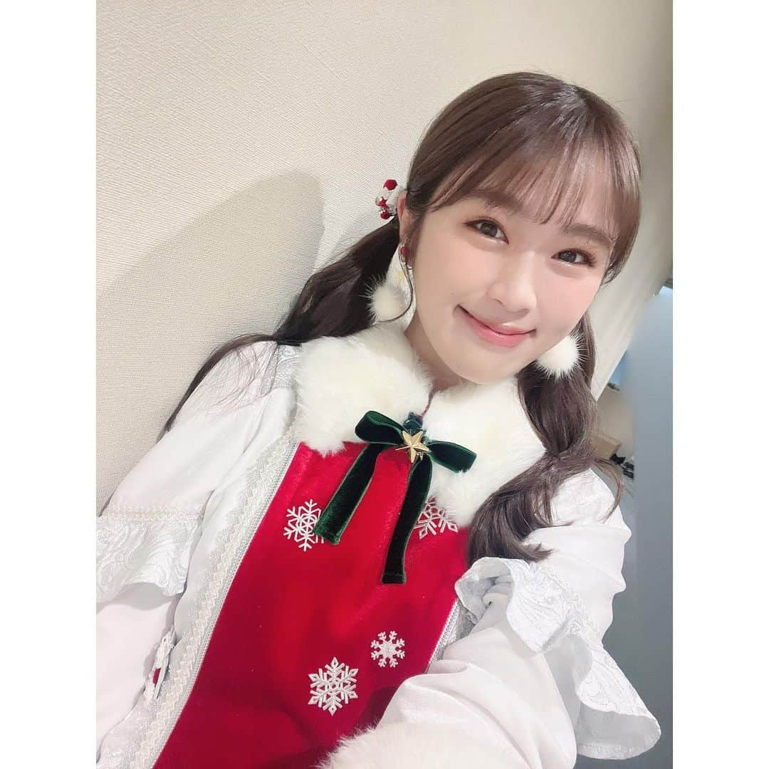 渋谷凪咲さんのインスタグラム写真 - (渋谷凪咲Instagram)「ふたつくくりサンタ🎅🏻✨  自分にしか分からないくらいの微妙に違う写真を何枚も載せてますので、間違い探しとして楽しんで下さいっ☺️笑  #なぎサンタ♡笑 #アイドル #生写真撮影にて #毎年恒例 #サンタコス #毎年恒例 #これでもかと自撮り #ちなみに全身などは発売中のグッズにて🫶笑 #果たして買って下さる勇者はいらっしゃるのか？笑 #NMB48の公式ホームページから #オンラインでも販売中です🦌🛒」12月25日 21時07分 - nagisa_nikoniko