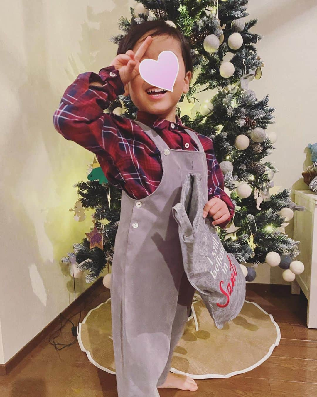 松本亜希さんのインスタグラム写真 - (松本亜希Instagram)「・ Merry Christmas🎄🎅🎁 🎄🎅 わいわいたらふく食べて大満足♡  我が家の王子様は、今年のサンタへのリクエストは "白い車とロケット" 去年赤い車(ノンタンの真似)やって、今年は白にしたらしいwどういうこっちゃ🤣 ロケットはなんでロケットが出てきたのか全然わからないけど、ロケットのおもちゃってなんか良さげなの見つけれなくてLEGOのロケットにしてみた🚀 結果大満足そうでホッ💕  サンタ業務をしたり、昨日は親友達とクリパしたり、 ミニロンの嬉しそうな表情を見ていると、クリスマスって素晴らしいなぁとすごく幸せな気分を今年も味わせてもらった🥺❤️ とにかくミニロンの弾ける笑顔が私の最大のパワーの源！  あ！ミニロンのクリスマス衣装は @sansakae_petit のもの♪あーかわいい。  世界中の子供達が幸せになりますように🎄🎅😌  #MerryChristmas#メリークリスマス #ミニロン#息子#4歳2ヶ月#男の子 #aki_mamalife #アキロンミニロン#アキロン飯」12月25日 21時40分 - m_akiron