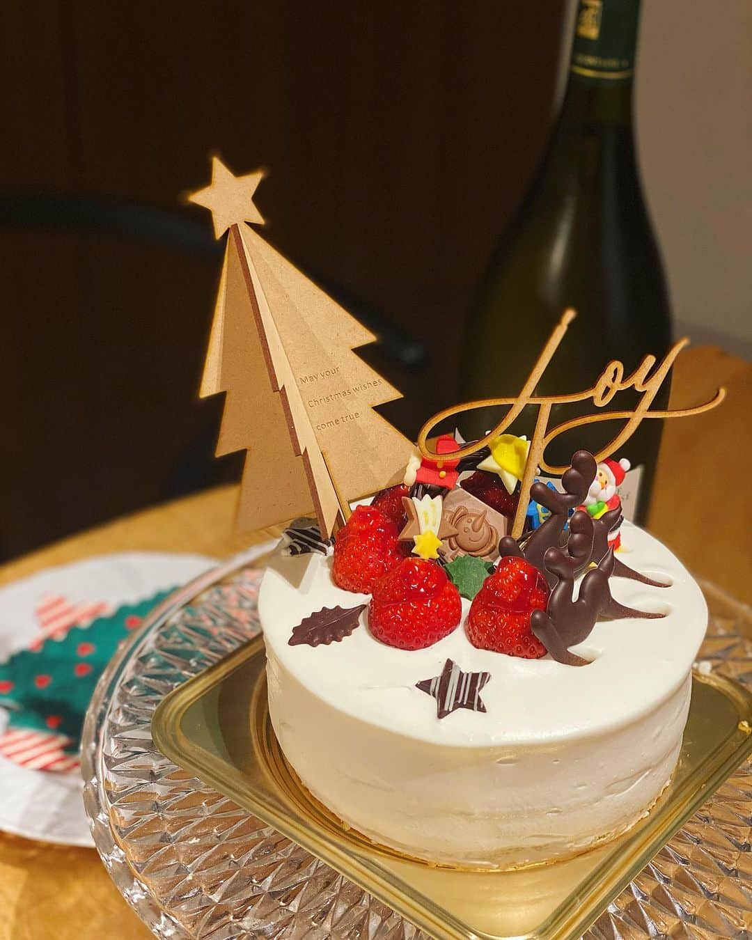 松本亜希さんのインスタグラム写真 - (松本亜希Instagram)「・ Merry Christmas🎄🎅🎁 🎄🎅 わいわいたらふく食べて大満足♡  我が家の王子様は、今年のサンタへのリクエストは "白い車とロケット" 去年赤い車(ノンタンの真似)やって、今年は白にしたらしいwどういうこっちゃ🤣 ロケットはなんでロケットが出てきたのか全然わからないけど、ロケットのおもちゃってなんか良さげなの見つけれなくてLEGOのロケットにしてみた🚀 結果大満足そうでホッ💕  サンタ業務をしたり、昨日は親友達とクリパしたり、 ミニロンの嬉しそうな表情を見ていると、クリスマスって素晴らしいなぁとすごく幸せな気分を今年も味わせてもらった🥺❤️ とにかくミニロンの弾ける笑顔が私の最大のパワーの源！  あ！ミニロンのクリスマス衣装は @sansakae_petit のもの♪あーかわいい。  世界中の子供達が幸せになりますように🎄🎅😌  #MerryChristmas#メリークリスマス #ミニロン#息子#4歳2ヶ月#男の子 #aki_mamalife #アキロンミニロン#アキロン飯」12月25日 21時40分 - m_akiron