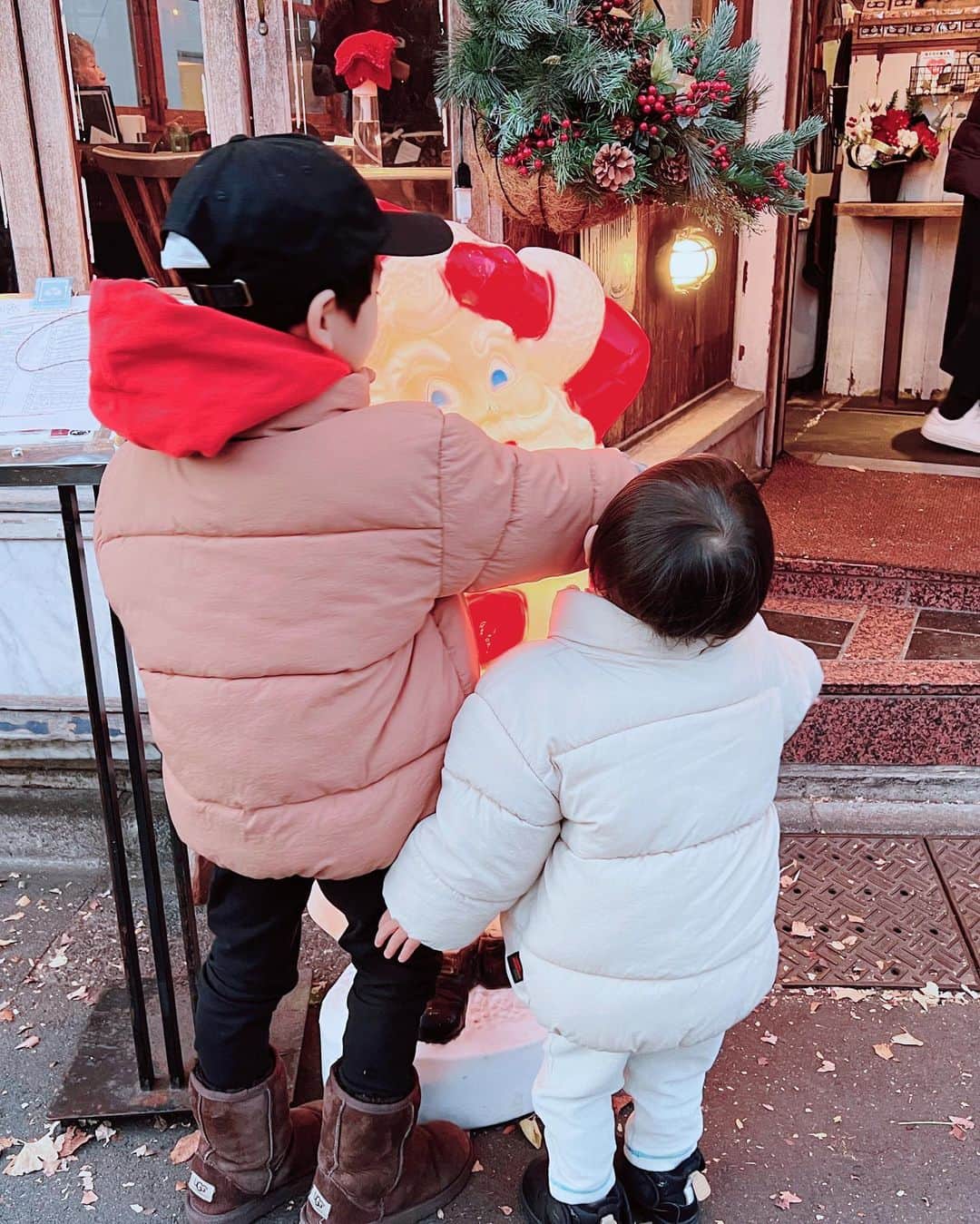 安田美沙子さんのインスタグラム写真 - (安田美沙子Instagram)「家族で平和にすごしたクリスマスも、もうおしまい。。  いよいよ年末だ！！  2022年なんだか早いなぁ。。。  イルミネーションを見てやっとクリスマス感！  メンズたちでサッカーしたり⚽️  クリスマスのしめは、フツーのうどんです。笑  結局ケーキ作りそこねたので、また改めて🎂  明日は生放送です🌈 ぜひ、ご覧ください✨  12月26日（月）8:15〜 NHK総合1 「あさイチ」  #christmas #family #familyday #boys #brotherswear @hm  #coat @stellarhollywood #イルミネーション」12月25日 21時59分 - yasuda_misako