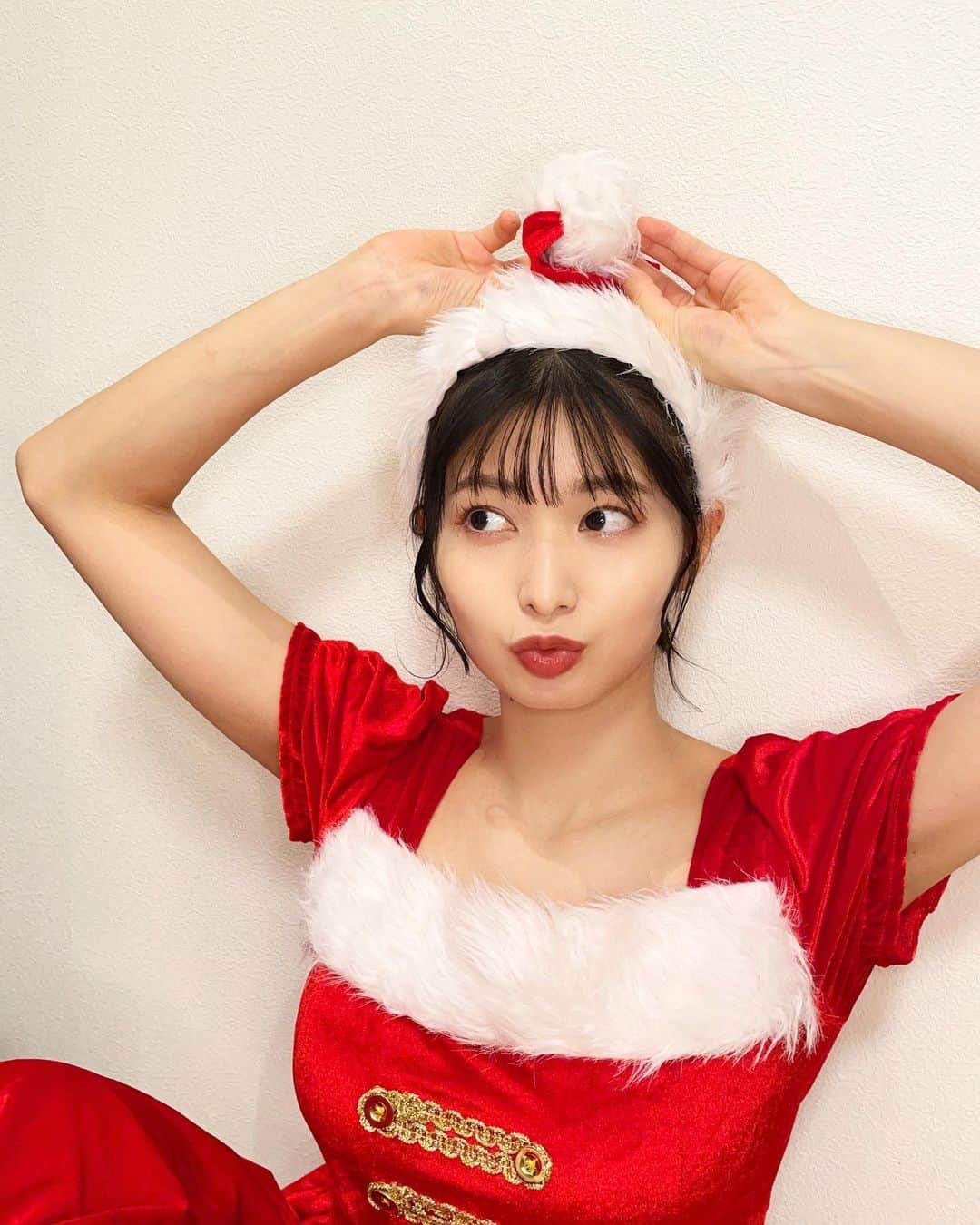 大島璃乃さんのインスタグラム写真 - (大島璃乃Instagram)「MERRY CHRISTMAS 🎄🎅 こんなパリピな格好してるけど 家でコスして終わりました。笑  クリスマス来ると新年までほんと一瞬🎍 2022年もあと少し！！ 一緒に健康で駆け抜けよう🌈✨  #クリスマス #クリスマスコーデ  #クリスマス会 #サンタコス #サンタ  #サンタコスプレ #サンタクロース  #トナカイ #トナカイコス #コスプレ  #メリークリスマス #メリクリ #2022  #年末年始  #merrychristmas #merryxmas #christmas  #xmas #santaclaus #reindeer  #costume #japan #christmasparty  #japanesegirl #fashion #fashionstyle」12月25日 22時00分 - oisland_rino25