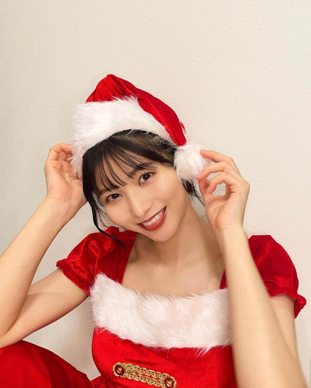 大島璃乃さんのインスタグラム写真 - (大島璃乃Instagram)「MERRY CHRISTMAS 🎄🎅 こんなパリピな格好してるけど 家でコスして終わりました。笑  クリスマス来ると新年までほんと一瞬🎍 2022年もあと少し！！ 一緒に健康で駆け抜けよう🌈✨  #クリスマス #クリスマスコーデ  #クリスマス会 #サンタコス #サンタ  #サンタコスプレ #サンタクロース  #トナカイ #トナカイコス #コスプレ  #メリークリスマス #メリクリ #2022  #年末年始  #merrychristmas #merryxmas #christmas  #xmas #santaclaus #reindeer  #costume #japan #christmasparty  #japanesegirl #fashion #fashionstyle」12月25日 22時00分 - oisland_rino25