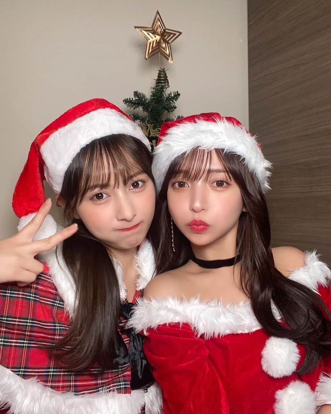 與儀ケイラさんのインスタグラム写真 - (與儀ケイラInstagram)「大好きゆみちぃとMerry Xmas🎄✨🥰  意外と初めてクリスマスに サンタコした🤣🫶  #メリクリ #merrychristmas」12月25日 22時07分 - keila_1018