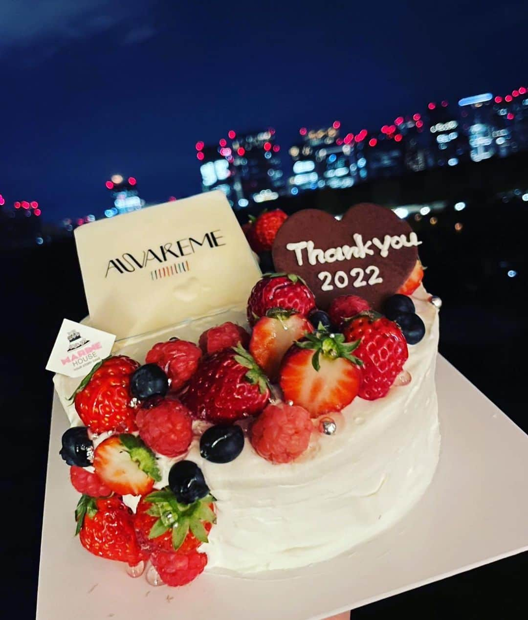 庄司ゆうこさんのインスタグラム写真 - (庄司ゆうこInstagram)「awakemeのクリスマスパーティー🎂💖 なんと、大尊敬していてめちゃくちゃお世話になっている @russellme_official  ラッセルマインドフルネスエンターテイメントの千葉社長のご自宅に呼んで頂きました🥺🧡 素敵な奥様ともお話し出来て嬉し過ぎました🥰 しかもみんなでお揃いのセーター😆笑 2023年もawakemeをたくさん盛り上げて行きたいと思います❣️ #マインドフルネス#マインドフルネス瞑想 #マインドフルネスヨガ#ヨガインストラクター#ラッセルマインドフルネスエンターテインメント#クリスマスパーティー#クリスマス#クリスマスケーキ#クリスマスツリー#忘年会#ダサトレーナー」12月25日 22時23分 - yuko.shoji