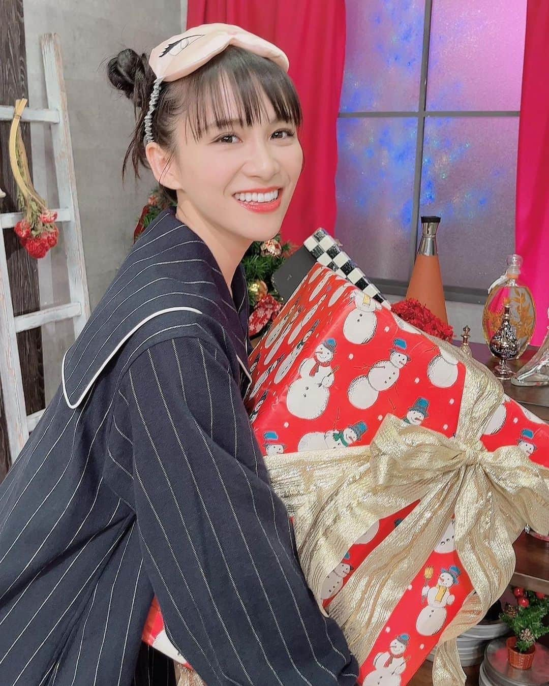 Perfumeさんのインスタグラム写真 - (PerfumeInstagram)「ドラ恋🫰🏻第7話💌 クリスマスの今日はみんなでパジャマパーティ🎄🎂🎉 オシャレすぎるぅこんなパジャマあるん？て驚いた新時代のセーラーパジャマ🕺🏻でも足元は私物の絹とウールの重ねばき靴下だよ🧦（ここはリアル）ヘッドアクセも#清原節 炸裂🤗最初はこれを頭に…？て戸惑ってたはずなのに最後にはノリノリなってたよね！w（清原節の魔法） 仮想とリアルのコーディネート🦄  念願の地べたでみんなであーだこーだ話しながら見れて嬉しかったです🥺←（ただのファン混ざってます）ドラ恋のみなさんありがとう💕 Xmasじゃけんみんなにドーナツプレゼントしたよ🎁 くつろぎXmasもいいよなぁ〜🍩🧸💕  *****  あ〜ちゃんがスタジオMCを務める 「恋愛ドラマな恋がしたい in New York」 #7 が配信中👏🏻  配信はストーリーのURLから🔗  #prfm #ドラ恋  “Falling in love like a romantic TV drama in New York” Episode 7 is now available✨ Let’s see what will happen on this holy night🎄link in stories🔗」12月25日 22時40分 - prfm_official