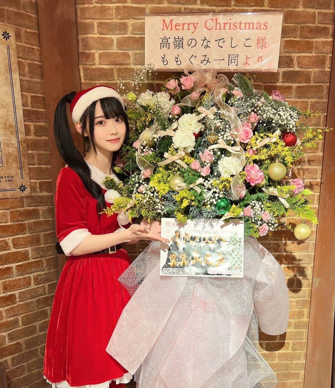松本ももなさんのインスタグラム写真 - (松本ももなInstagram)「大好きってコメントしてね💕 クリスマスだからあまあまだよね🥹  - ̗̀ 🤍𝑀𝑒𝑟𝑟𝑦 𝐶ℎ𝑟𝑖𝑠𝑡𝑚𝑎𝑠𓈒𓂂 ̖́- 起きたらサンタさんが プレゼント置いておいてくれて🎁 嬉しい朝から始まって  １日クリスマスイベントで 大好きなメンバーと 大切なファンの方と過ごせたよ💐  20代初めての メリーメリークリスマス最高！！🎄.* 君とメリークリスマスだね🫰🏻  ツインテールに真剣なので お帽子さんに穴があいてますーー🎀 ちゃんとごぺんなさいしたよ🎅🏻 ももぐみ手芸部に入れるかな？  素敵な綺麗なお花さんをファンの方から たかねこちゃんたちに送ってくださいました🫶🏻 メンバーたちに素敵なプレゼントありがとうございます！ Twitterに全部のせました🤍  🎀ももぐみさんのかわいいお花さんも🎀 🌸🌸ありがとうございます🌸🌸 お花が大好きなのでしあわせです🎅🏻  #クリスマス #Xmas #君とメリークリスマス #christmas #christmastree #フラスタ#クリスマスイベント #サンタコス #サンタ #サンタクロース #コスプレ #コスプレ女子 #cosplay #cosplaygirl」12月25日 23時34分 - momona.1012