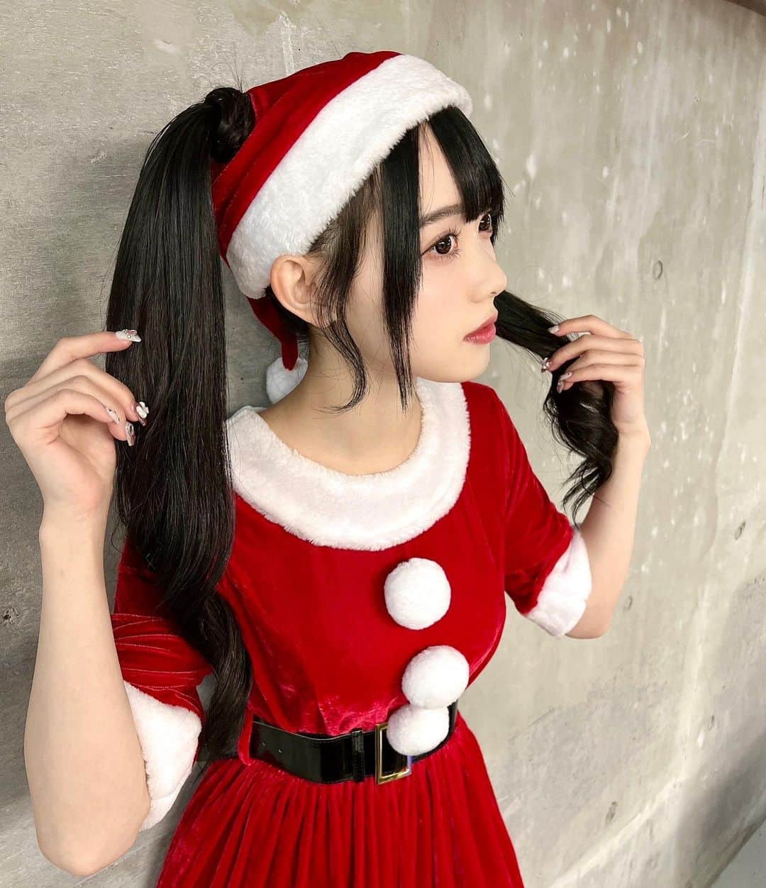 松本ももなさんのインスタグラム写真 - (松本ももなInstagram)「大好きってコメントしてね💕 クリスマスだからあまあまだよね🥹  - ̗̀ 🤍𝑀𝑒𝑟𝑟𝑦 𝐶ℎ𝑟𝑖𝑠𝑡𝑚𝑎𝑠𓈒𓂂 ̖́- 起きたらサンタさんが プレゼント置いておいてくれて🎁 嬉しい朝から始まって  １日クリスマスイベントで 大好きなメンバーと 大切なファンの方と過ごせたよ💐  20代初めての メリーメリークリスマス最高！！🎄.* 君とメリークリスマスだね🫰🏻  ツインテールに真剣なので お帽子さんに穴があいてますーー🎀 ちゃんとごぺんなさいしたよ🎅🏻 ももぐみ手芸部に入れるかな？  素敵な綺麗なお花さんをファンの方から たかねこちゃんたちに送ってくださいました🫶🏻 メンバーたちに素敵なプレゼントありがとうございます！ Twitterに全部のせました🤍  🎀ももぐみさんのかわいいお花さんも🎀 🌸🌸ありがとうございます🌸🌸 お花が大好きなのでしあわせです🎅🏻  #クリスマス #Xmas #君とメリークリスマス #christmas #christmastree #フラスタ#クリスマスイベント #サンタコス #サンタ #サンタクロース #コスプレ #コスプレ女子 #cosplay #cosplaygirl」12月25日 23時34分 - momona.1012