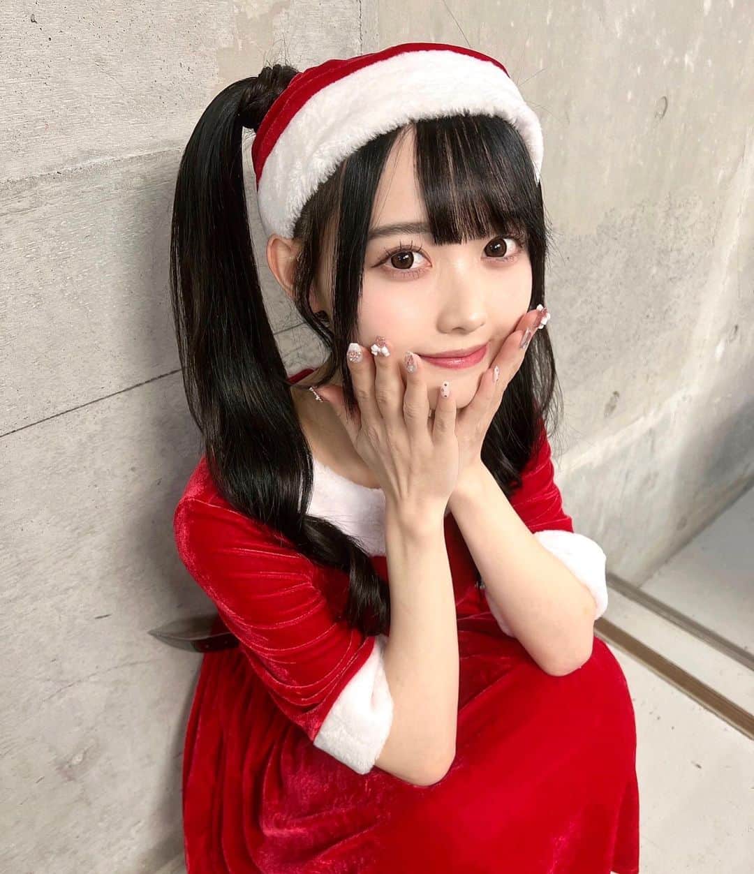 松本ももなさんのインスタグラム写真 - (松本ももなInstagram)「大好きってコメントしてね💕 クリスマスだからあまあまだよね🥹  - ̗̀ 🤍𝑀𝑒𝑟𝑟𝑦 𝐶ℎ𝑟𝑖𝑠𝑡𝑚𝑎𝑠𓈒𓂂 ̖́- 起きたらサンタさんが プレゼント置いておいてくれて🎁 嬉しい朝から始まって  １日クリスマスイベントで 大好きなメンバーと 大切なファンの方と過ごせたよ💐  20代初めての メリーメリークリスマス最高！！🎄.* 君とメリークリスマスだね🫰🏻  ツインテールに真剣なので お帽子さんに穴があいてますーー🎀 ちゃんとごぺんなさいしたよ🎅🏻 ももぐみ手芸部に入れるかな？  素敵な綺麗なお花さんをファンの方から たかねこちゃんたちに送ってくださいました🫶🏻 メンバーたちに素敵なプレゼントありがとうございます！ Twitterに全部のせました🤍  🎀ももぐみさんのかわいいお花さんも🎀 🌸🌸ありがとうございます🌸🌸 お花が大好きなのでしあわせです🎅🏻  #クリスマス #Xmas #君とメリークリスマス #christmas #christmastree #フラスタ#クリスマスイベント #サンタコス #サンタ #サンタクロース #コスプレ #コスプレ女子 #cosplay #cosplaygirl」12月25日 23時34分 - momona.1012
