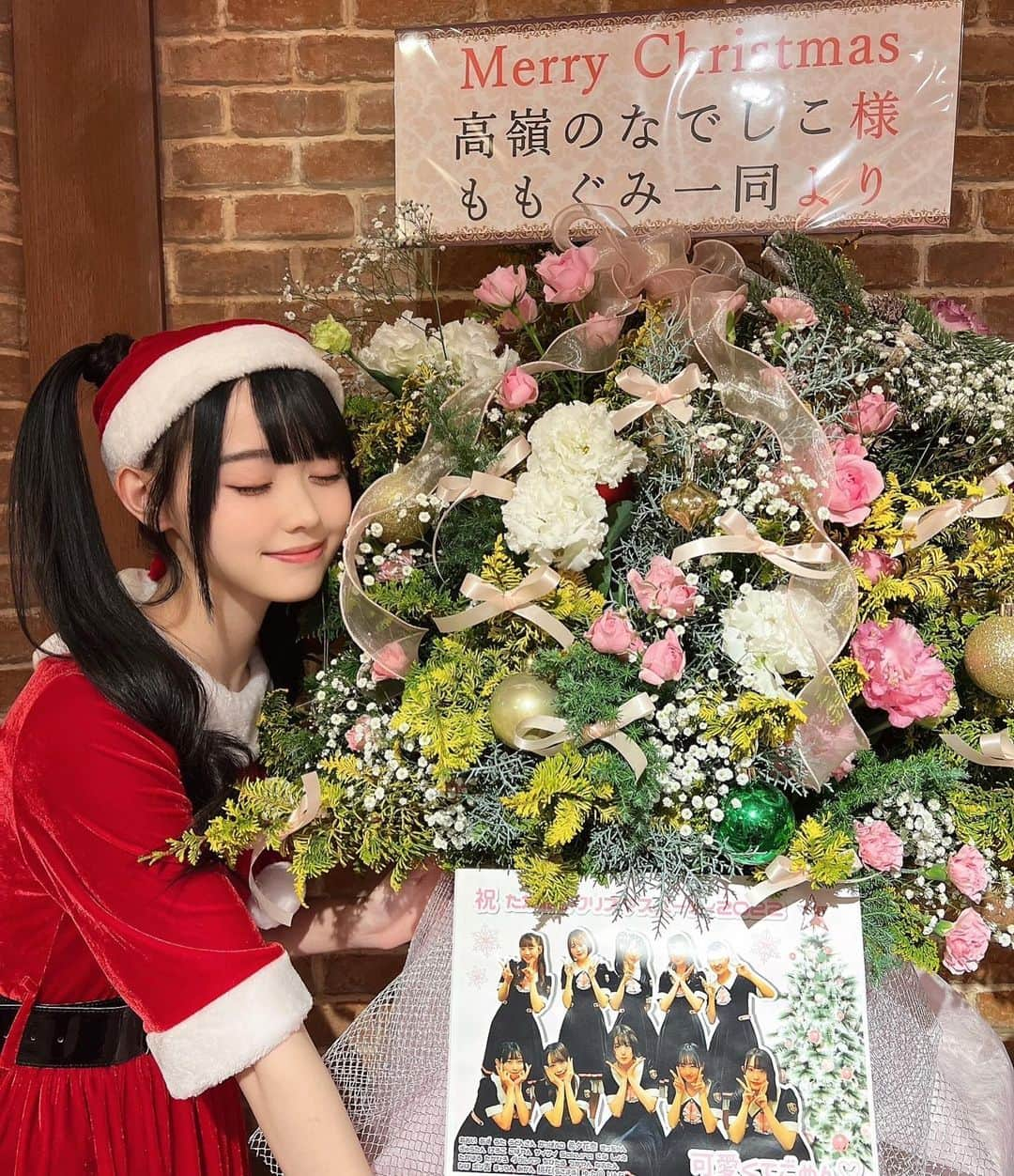 松本ももなさんのインスタグラム写真 - (松本ももなInstagram)「大好きってコメントしてね💕 クリスマスだからあまあまだよね🥹  - ̗̀ 🤍𝑀𝑒𝑟𝑟𝑦 𝐶ℎ𝑟𝑖𝑠𝑡𝑚𝑎𝑠𓈒𓂂 ̖́- 起きたらサンタさんが プレゼント置いておいてくれて🎁 嬉しい朝から始まって  １日クリスマスイベントで 大好きなメンバーと 大切なファンの方と過ごせたよ💐  20代初めての メリーメリークリスマス最高！！🎄.* 君とメリークリスマスだね🫰🏻  ツインテールに真剣なので お帽子さんに穴があいてますーー🎀 ちゃんとごぺんなさいしたよ🎅🏻 ももぐみ手芸部に入れるかな？  素敵な綺麗なお花さんをファンの方から たかねこちゃんたちに送ってくださいました🫶🏻 メンバーたちに素敵なプレゼントありがとうございます！ Twitterに全部のせました🤍  🎀ももぐみさんのかわいいお花さんも🎀 🌸🌸ありがとうございます🌸🌸 お花が大好きなのでしあわせです🎅🏻  #クリスマス #Xmas #君とメリークリスマス #christmas #christmastree #フラスタ#クリスマスイベント #サンタコス #サンタ #サンタクロース #コスプレ #コスプレ女子 #cosplay #cosplaygirl」12月25日 23時34分 - momona.1012