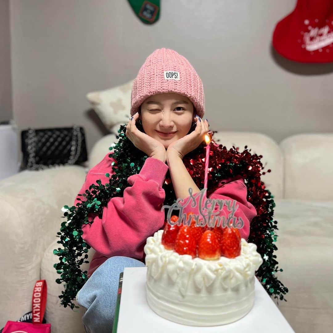 キム・ジェギョン さんのインスタグラム写真 - (キム・ジェギョン Instagram)「더할나위없이행복해따❤️」12月25日 23時48分 - _kimjaekyung_
