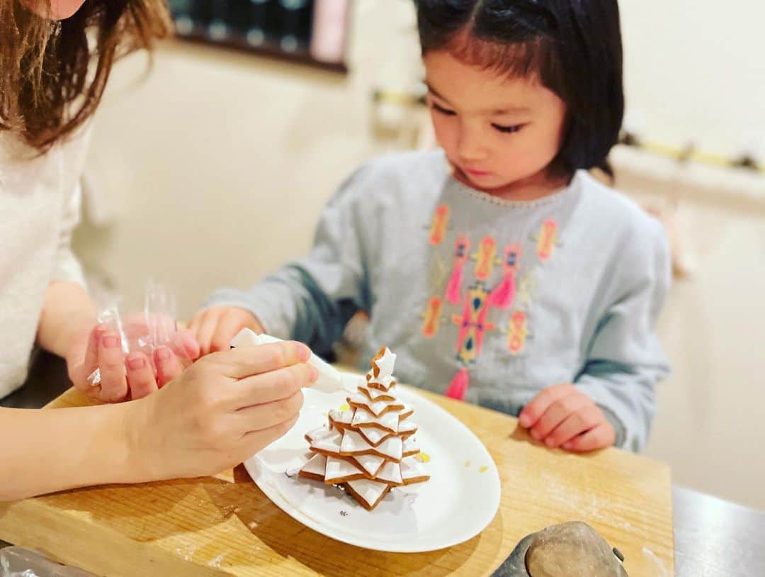 西方凌さんのインスタグラム写真 - (西方凌Instagram)「クリスマス🎄 お隣さんとパーティー🏠  お隣のママさんが、 スポンジケーキと生クリームを 作ってきてくれました😌 娘が仕上げのデコレーションを🎂   ジンジャークッキーのツリーも🌲   美味しくて賑やかな、ハッピークリスマスでした🙌     #デコレーション楽しいね #いつもありがとう #最後に可愛い手作りクッキー貰った😍」12月25日 23時49分 - nishikataryo