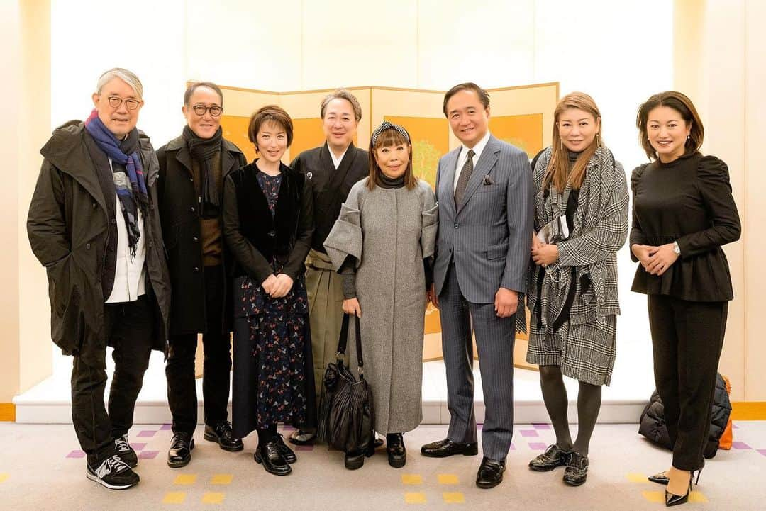 岡安弥生さんのインスタグラム写真 - (岡安弥生Instagram)「先日、楽しみにしていた公演「吹打」を2日連続で鑑賞してきました！お友達の藤舎貴生さんとお父様の藤舎呂悦さんの初の親子リサイタルです✨ いきなりのド頭から迫力の「鏡獅子」…呂悦さんのバチ捌きが、もう神がかっていて、パワーと歯ぎれのよさと、とにかく圧倒されまくり。まるで、魔法使いみたいに、音を放っていきます。そして、そのエネルギーに呼応するように、切り裂くような貴生さんの笛…心震わされる、まさに競演！ガチ親子に、観客は、誰もが息を呑み、溢れる感動の嵐でした😆 そして、貴生さんが奏でる笛の音にのせて、若村麻由美さんが語る「生きる」…ほんとに、素晴らしかったです😭 時に、艶やかで、情感溢れ、時に、無常にも響く、貴生さんの笛の音が、麻由美さんの美しさと変幻自在な声色に、からみつきながら、突き放しながら、松本隆先生の深淵な世界を具現化していきます。 その世界に没入しながら、改めて、なんて、素敵な詩なんだろう…と、胸が熱くなりました✨  初日は、みんなでワイワイ仲間で鑑賞して、2日目は、新人時代から、四半世紀以上のお付き合いになる大先輩、黒岩知事と。いろんな繋がっているご縁にも、びっくりな日でした。 とっても、久しぶりに、大好きな松本先生にもお会いできて、超嬉しかった〜^_^  本当に、素晴らしい公演で、しばらく、余韻から抜け出すことができず、言葉にできず、やっと、投稿でございます😅 #吹打#藤舎呂悦#藤舎貴生#親子リサイタル#若村麻由美#競演#紀尾井ホール#邦楽#鏡獅子#言響#乱#船弁慶#松本隆#コシノヒロコ #コシノユマ#佐野史郎#黒岩祐治#長嶋仁子#彩輝なお#亀田大毅#原元美紀#梅田陽子#長久保智子#フリーアナウンサー#セントフォース#二徹後の鑑賞#幸せな夜#余韻に浸る」12月26日 0時54分 - yayoin3