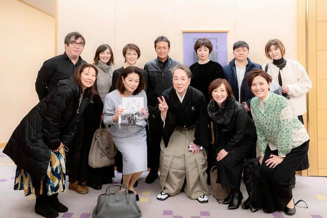 岡安弥生さんのインスタグラム写真 - (岡安弥生Instagram)「先日、楽しみにしていた公演「吹打」を2日連続で鑑賞してきました！お友達の藤舎貴生さんとお父様の藤舎呂悦さんの初の親子リサイタルです✨ いきなりのド頭から迫力の「鏡獅子」…呂悦さんのバチ捌きが、もう神がかっていて、パワーと歯ぎれのよさと、とにかく圧倒されまくり。まるで、魔法使いみたいに、音を放っていきます。そして、そのエネルギーに呼応するように、切り裂くような貴生さんの笛…心震わされる、まさに競演！ガチ親子に、観客は、誰もが息を呑み、溢れる感動の嵐でした😆 そして、貴生さんが奏でる笛の音にのせて、若村麻由美さんが語る「生きる」…ほんとに、素晴らしかったです😭 時に、艶やかで、情感溢れ、時に、無常にも響く、貴生さんの笛の音が、麻由美さんの美しさと変幻自在な声色に、からみつきながら、突き放しながら、松本隆先生の深淵な世界を具現化していきます。 その世界に没入しながら、改めて、なんて、素敵な詩なんだろう…と、胸が熱くなりました✨  初日は、みんなでワイワイ仲間で鑑賞して、2日目は、新人時代から、四半世紀以上のお付き合いになる大先輩、黒岩知事と。いろんな繋がっているご縁にも、びっくりな日でした。 とっても、久しぶりに、大好きな松本先生にもお会いできて、超嬉しかった〜^_^  本当に、素晴らしい公演で、しばらく、余韻から抜け出すことができず、言葉にできず、やっと、投稿でございます😅 #吹打#藤舎呂悦#藤舎貴生#親子リサイタル#若村麻由美#競演#紀尾井ホール#邦楽#鏡獅子#言響#乱#船弁慶#松本隆#コシノヒロコ #コシノユマ#佐野史郎#黒岩祐治#長嶋仁子#彩輝なお#亀田大毅#原元美紀#梅田陽子#長久保智子#フリーアナウンサー#セントフォース#二徹後の鑑賞#幸せな夜#余韻に浸る」12月26日 0時54分 - yayoin3