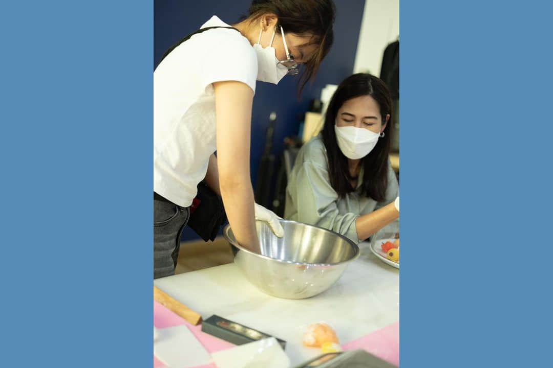 Toru Tsuchieさんのインスタグラム写真 - (Toru TsuchieInstagram)「今日の和菓子はねりきりで作った #玉椿 です。 ねりきりとは白餡に餅や芋を混ぜて作った和菓子で 茶道 で使われる「主菓子」の一種です。 #撮影 用に製作しました。  今日も少しバンコクのセミナーの様子を付けておきます。 来年もどこかの国に和菓子を教えにいけたらいいなと思っています。  フェイスブックページのいいね！もよろしくお願いします。 https://www.facebook.com/shishisu/ I would like a job request from you. Today's wagashi is ##camellia with Nerikiri. Nerikiri is a Japanese unbaked cake based on white bean jam mixing and kneading rice cake, sugar, starch syrup. Is a kind of "Jounamagashi" as used in the tea ceremony. The sweets I've made for the shooting. #福泉堂  #上生菓子 #和菓子 #ファインダー越しの私の世界 #練切 #煉切 #ねりきり #お菓子 #写真部 #instadaily #器 #豆皿 #happy #wagashi #dessert #foodstagram #出雲 #icu_japan #ig_japan #foodgasm #Japon #カメラマンさんと繋がりたい #甜点」12月26日 6時35分 - choppe_tt