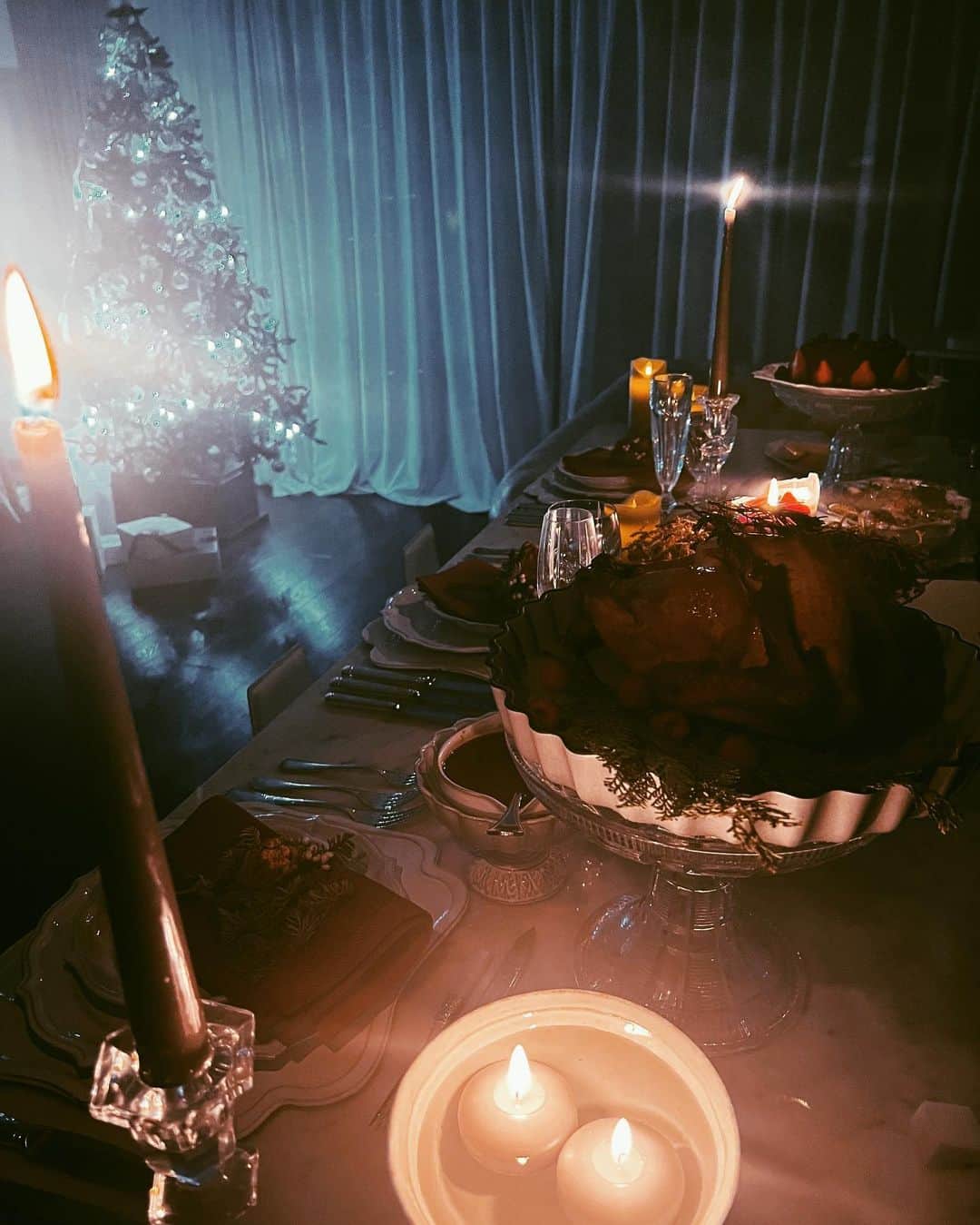 白澤貴子さんのインスタグラム写真 - (白澤貴子Instagram)「Joyeux Noël 2022  直前まで見舞われていた喘息で買い出しにまったく行けず完全なる準備不足だったけれど、我が家にある様々なものを駆使してなんとか無事クリスマスディナー終了。  いつもの2日漬けて3時間焼いたターキーにいつもの即席エスカルゴ、もっと新鮮さが欲しいと思う時もあったけれど、変わり映えしないことは意外と心地いい。  今回は恒例のグルテンフリーガトーショコラをいつもと違う作り方にしてみよう！とバターを極力減らすという方法を一緒にトライしてみたけれど、これはこれで美味しいものの、いつもの方が良いかもという息子の結論。  私も同意見。 そう、結局いつものがいい。 と偉そうに言ったけど、私が"いつも同じ“の良さに気づいたのはごく最近よ。 君は素晴らしいね。  #白澤とヴィンテージマンション #christmastablesetting」12月26日 7時11分 - takakoshirasawa