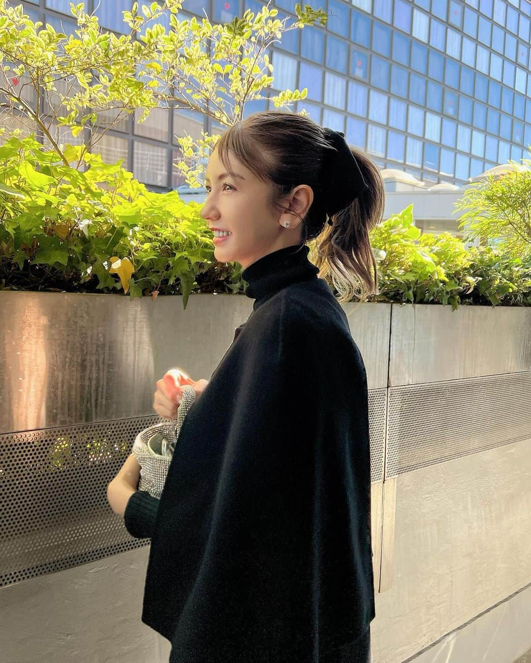 美香さんのインスタグラム写真 - (美香Instagram)「ご質問いただきました 昨日のヘアアクセサリーは @instauka × @tressebys コラボの シュシュです🙈💖  正面から見たときに チラッとだけ見えるバランスが天才的。 大きすぎると 見えすぎて子供っぽくなったり、 くたっと落ちすぎて何も見えなくなるリボンシュシュもありますよね？  美香本でもお気に入りのヘアアクセサリーページを作る予定です✨ 楽しみ💖」12月26日 9時52分 - mikaofficial99